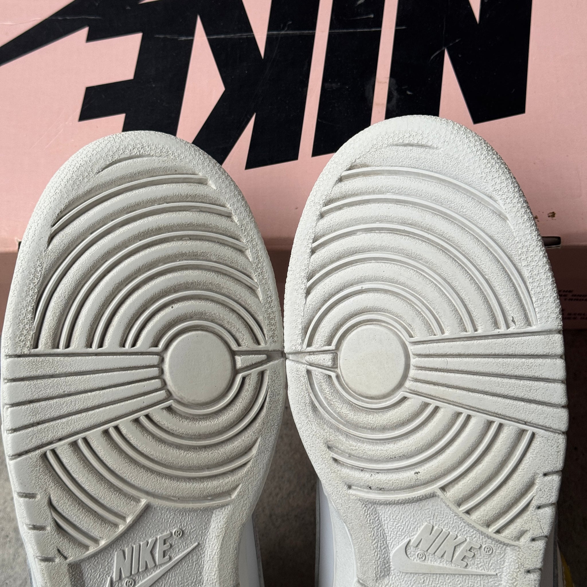 10.5 US - NIKE SB DUNK LOW DE LA SOUL W BOX 2005