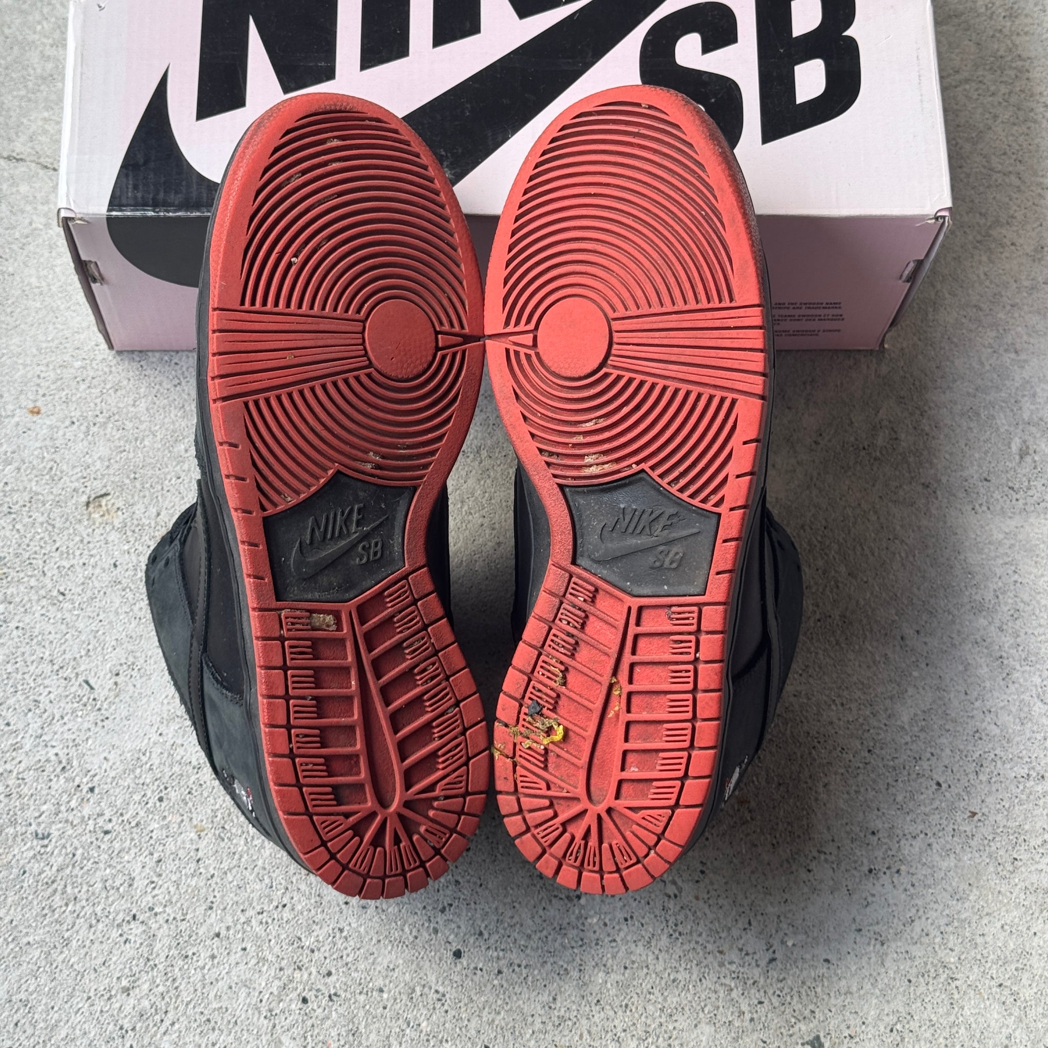 9.5 US - NIKE SB DUNK LOW STAPLE BLACK PIGEON W BOX 2017