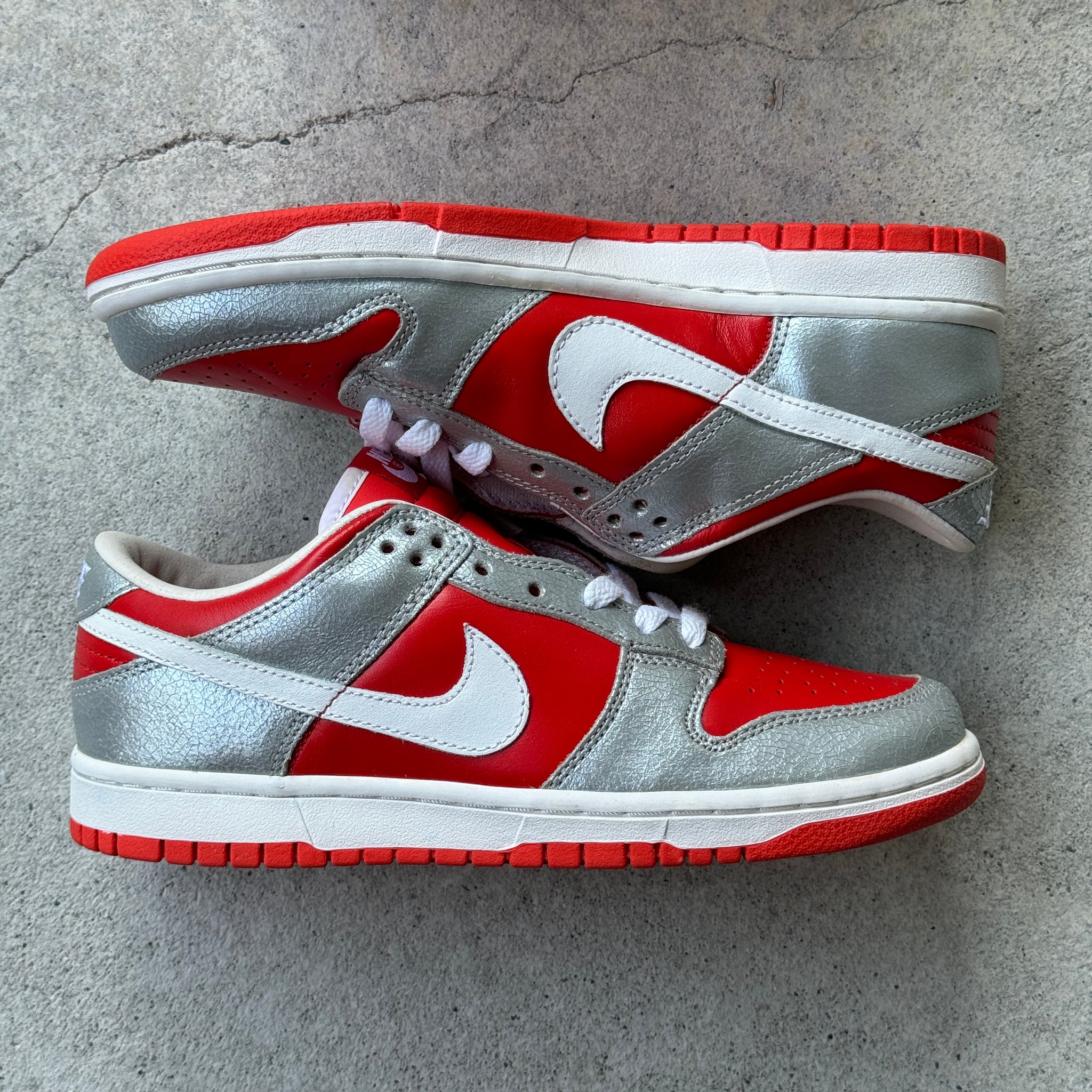 9W/7.5M - DS NIKE DUNK LOW WMNS CRACKED SILVER/RED W BOX 2004
