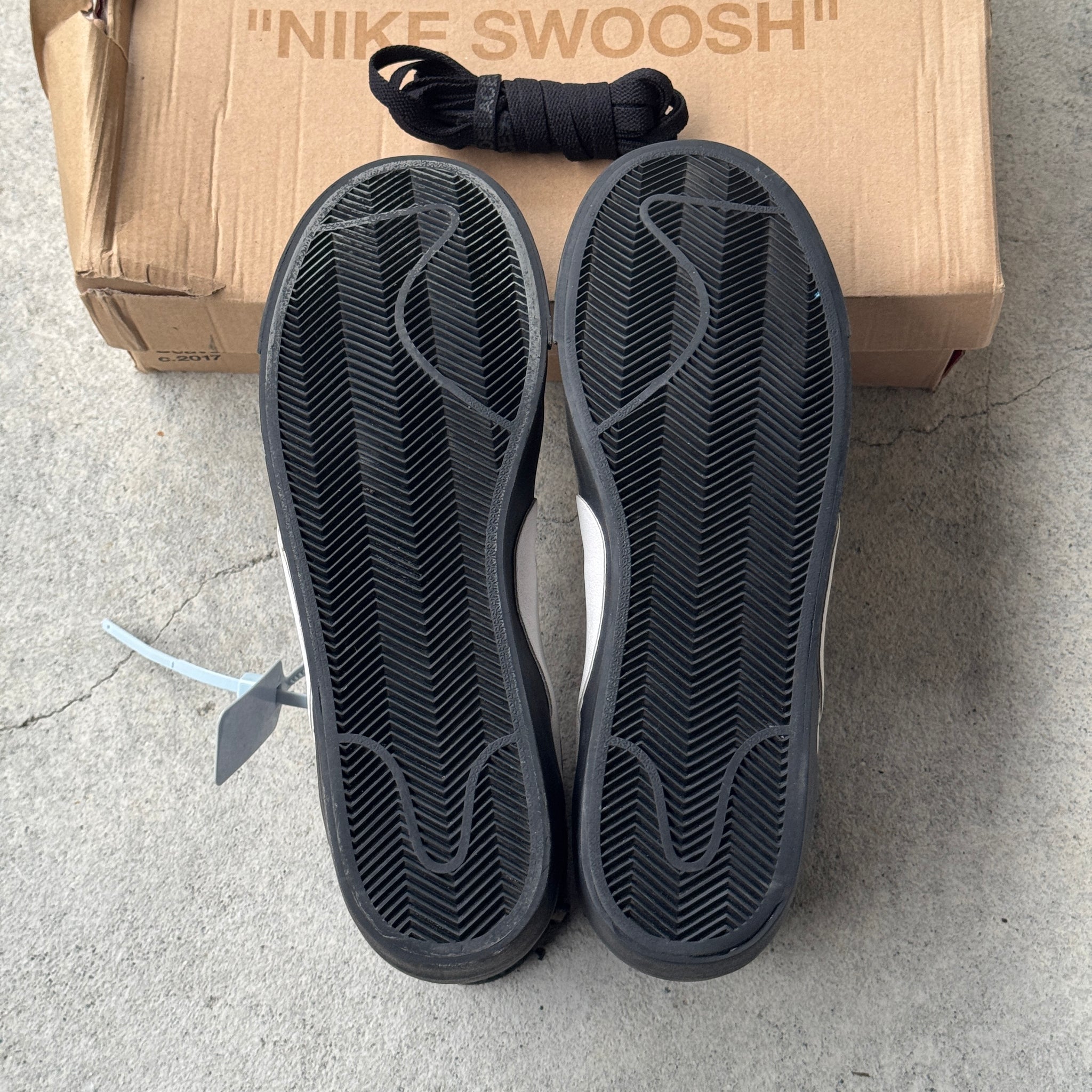 9.5 US - NIKE BLAZER MID OFF WHITE GRIM REAPER W BOX 2018