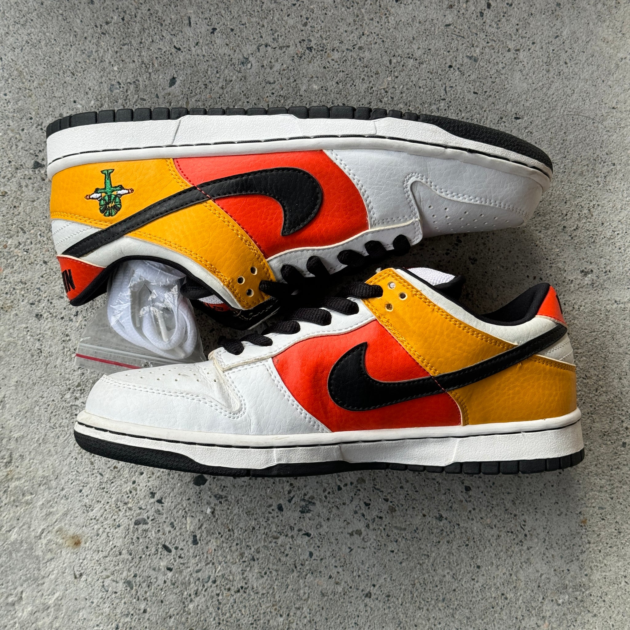 8.5 US - NIKE SB DUNK LOW WHITE RAYGUN W BOX 2005