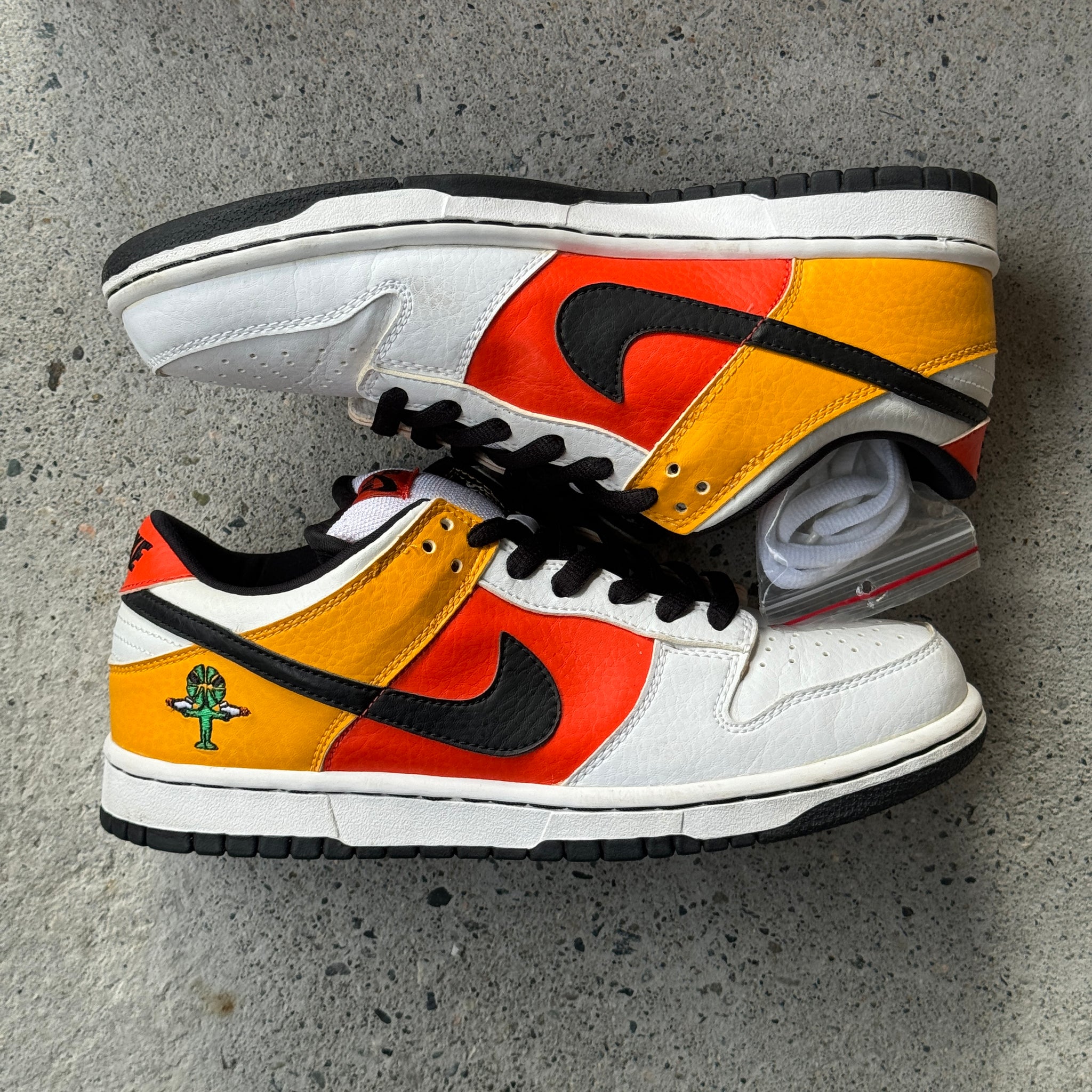 8.5 US - NIKE SB DUNK LOW WHITE RAYGUN W BOX 2005
