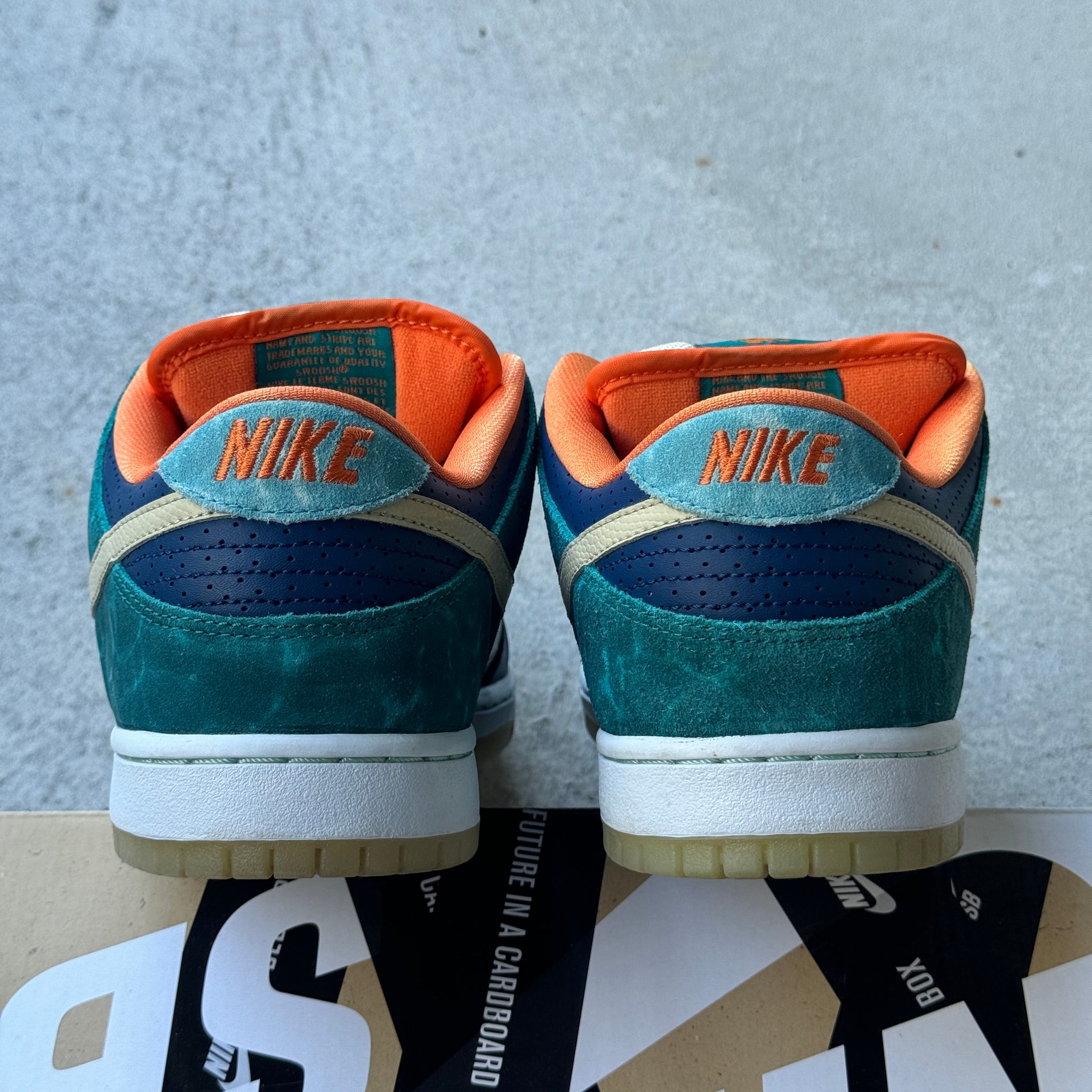 9.5 US - NIKE SB DUNK LOW MIA SKATE SHOP W BOX 2013