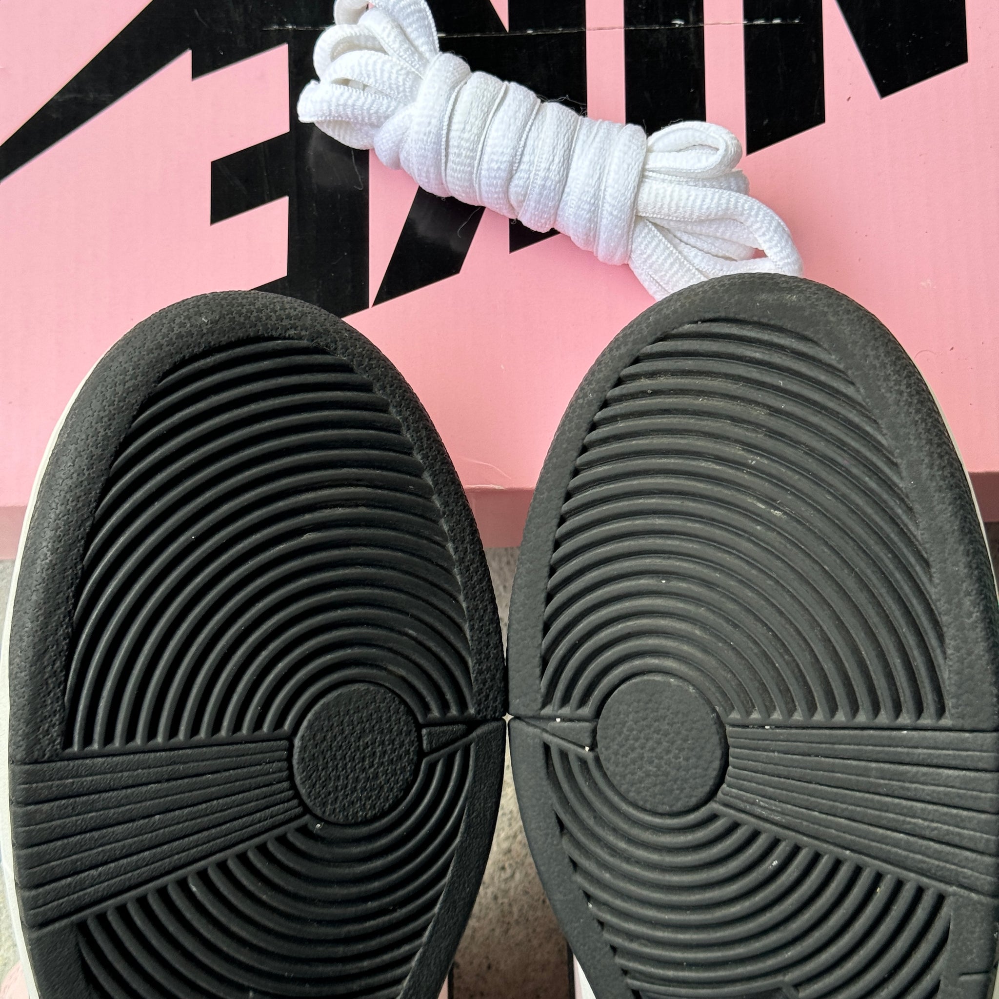 10.5 US - NIKE SB DUNK LOW PINK BOX W BOX 2016