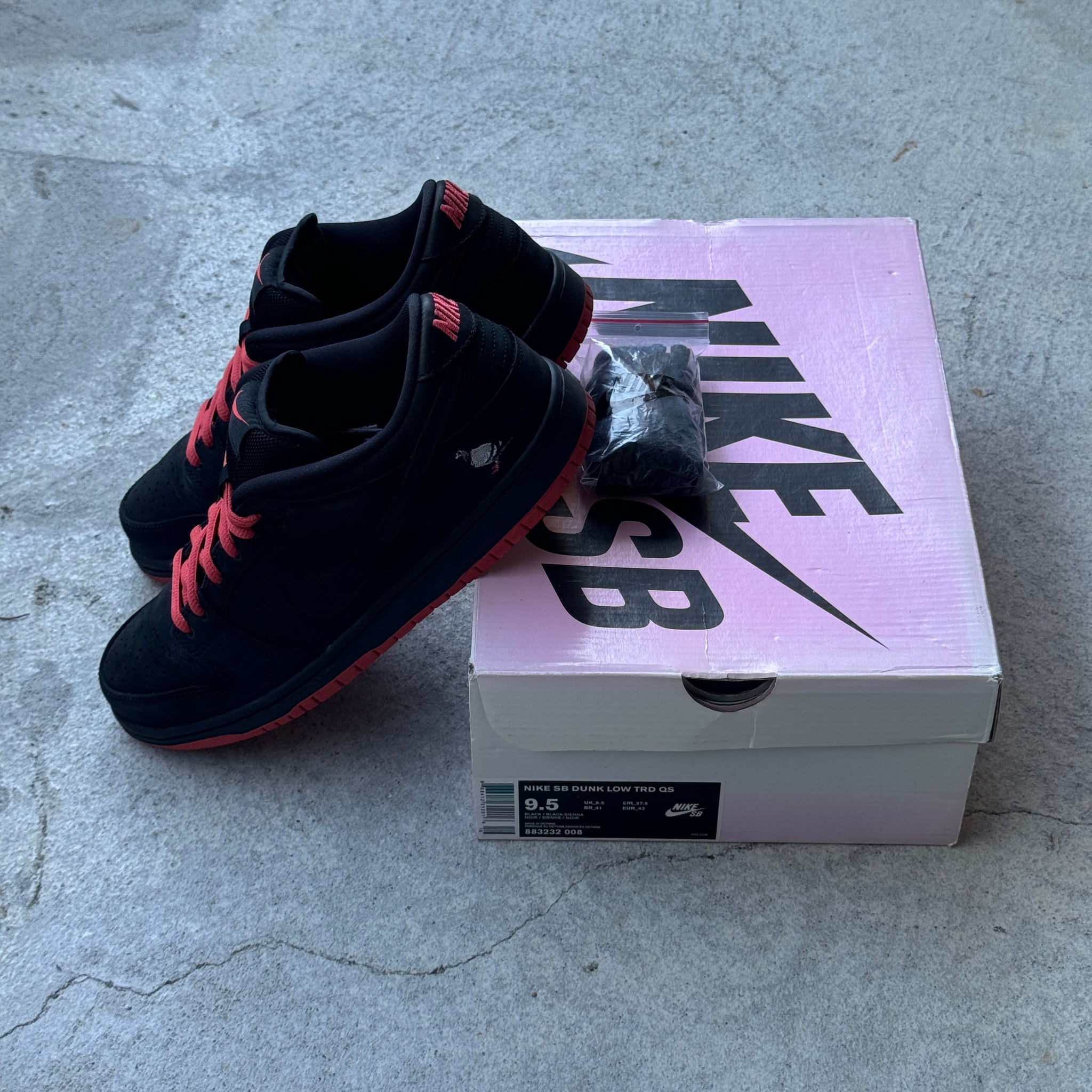 9.5 US - NIKE SB DUNK LOW STAPLE BLACK PIGEON W BOX 2017