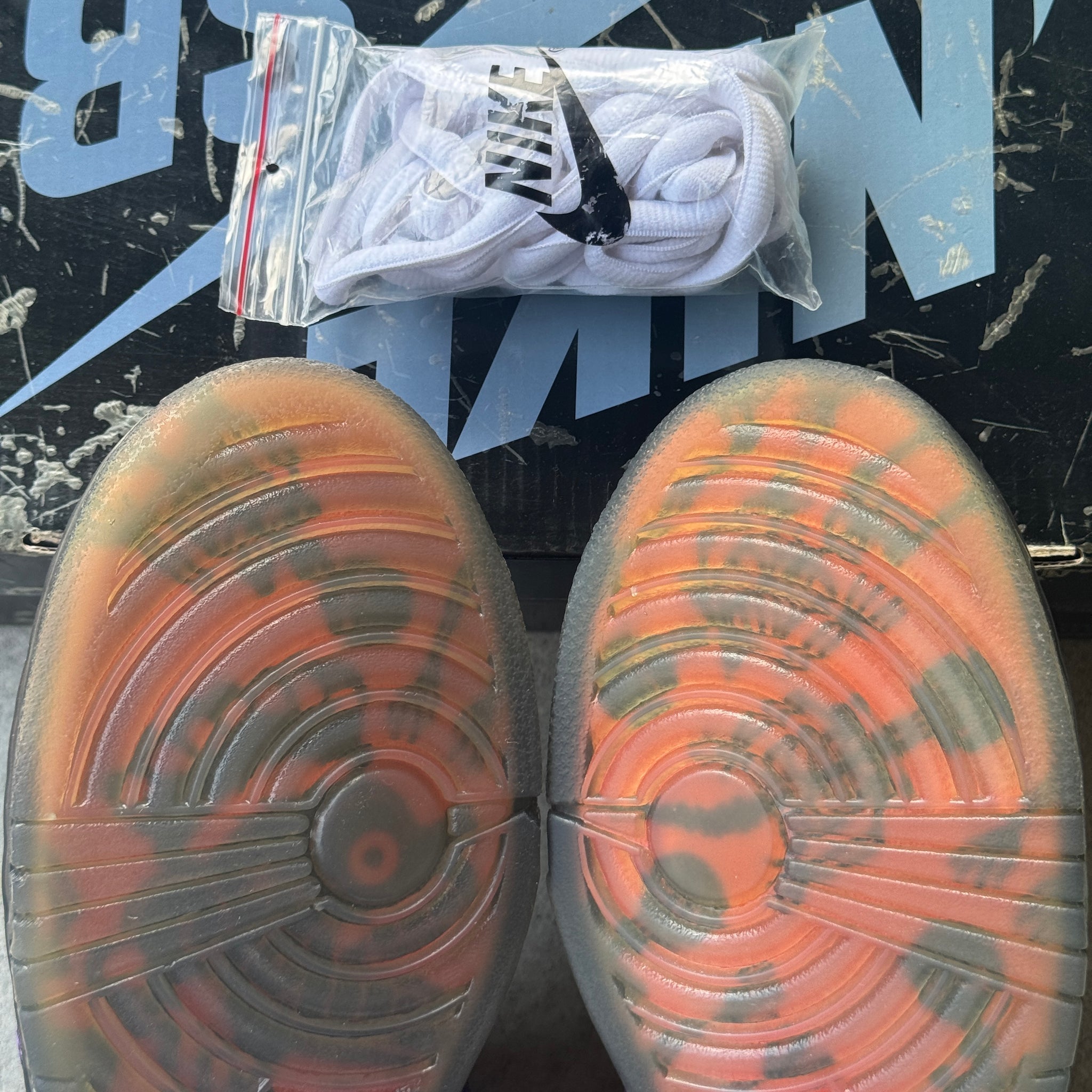 8.5 US - NIKE SB DUNK LOW DAY OF THE DEAD W BOX 2006