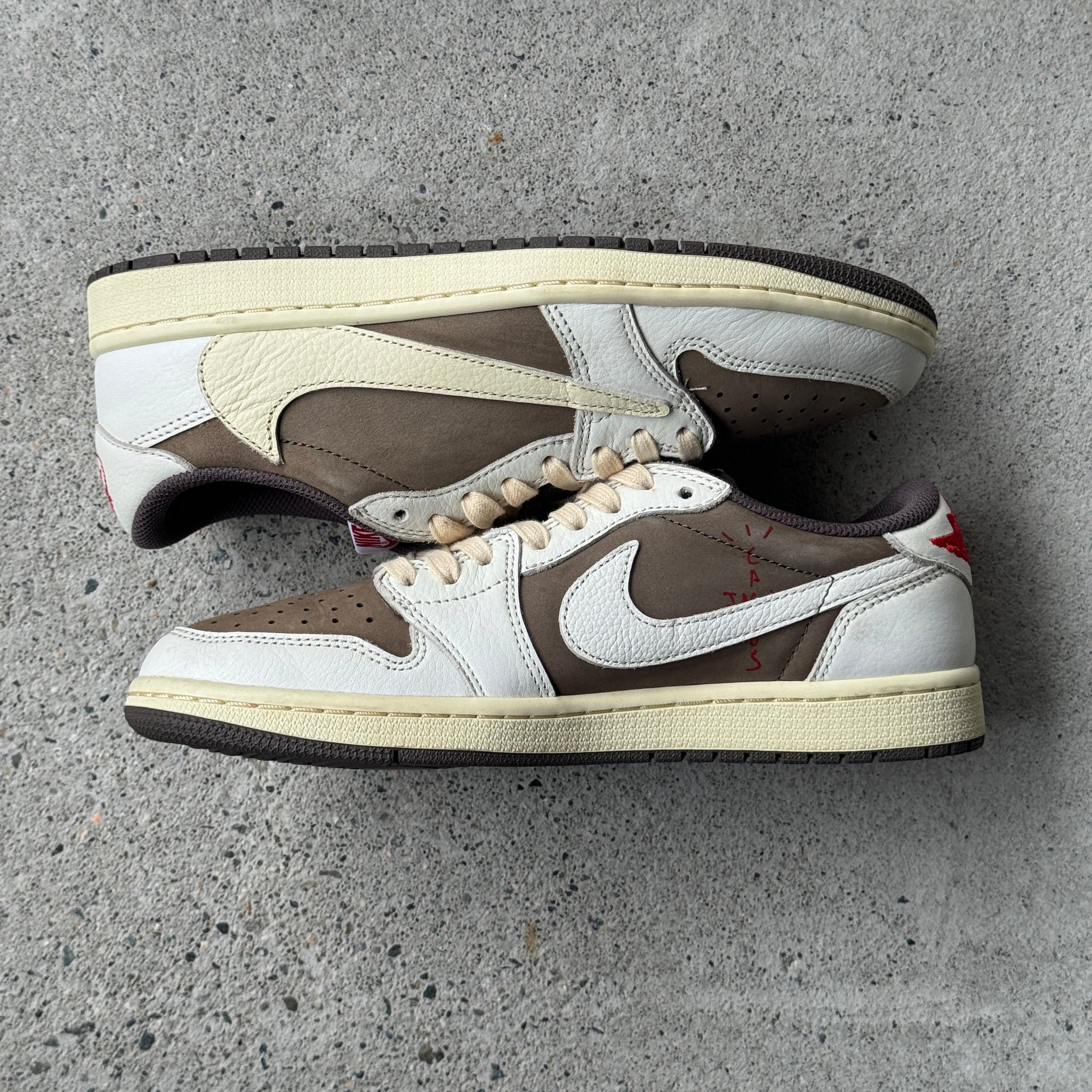 7.5 US - JORDAN 1 LOW TRAVIS SCOTT REVERSE MOCHA 2022