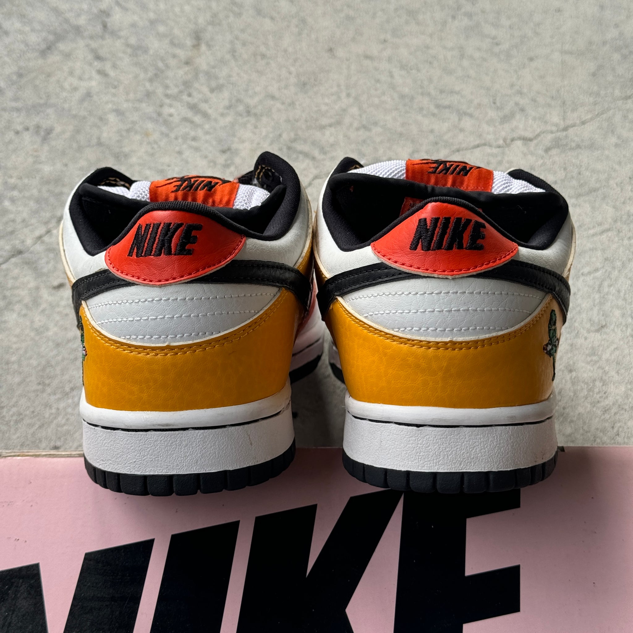 8.5 US - NIKE SB DUNK LOW WHITE RAYGUN W BOX 2005