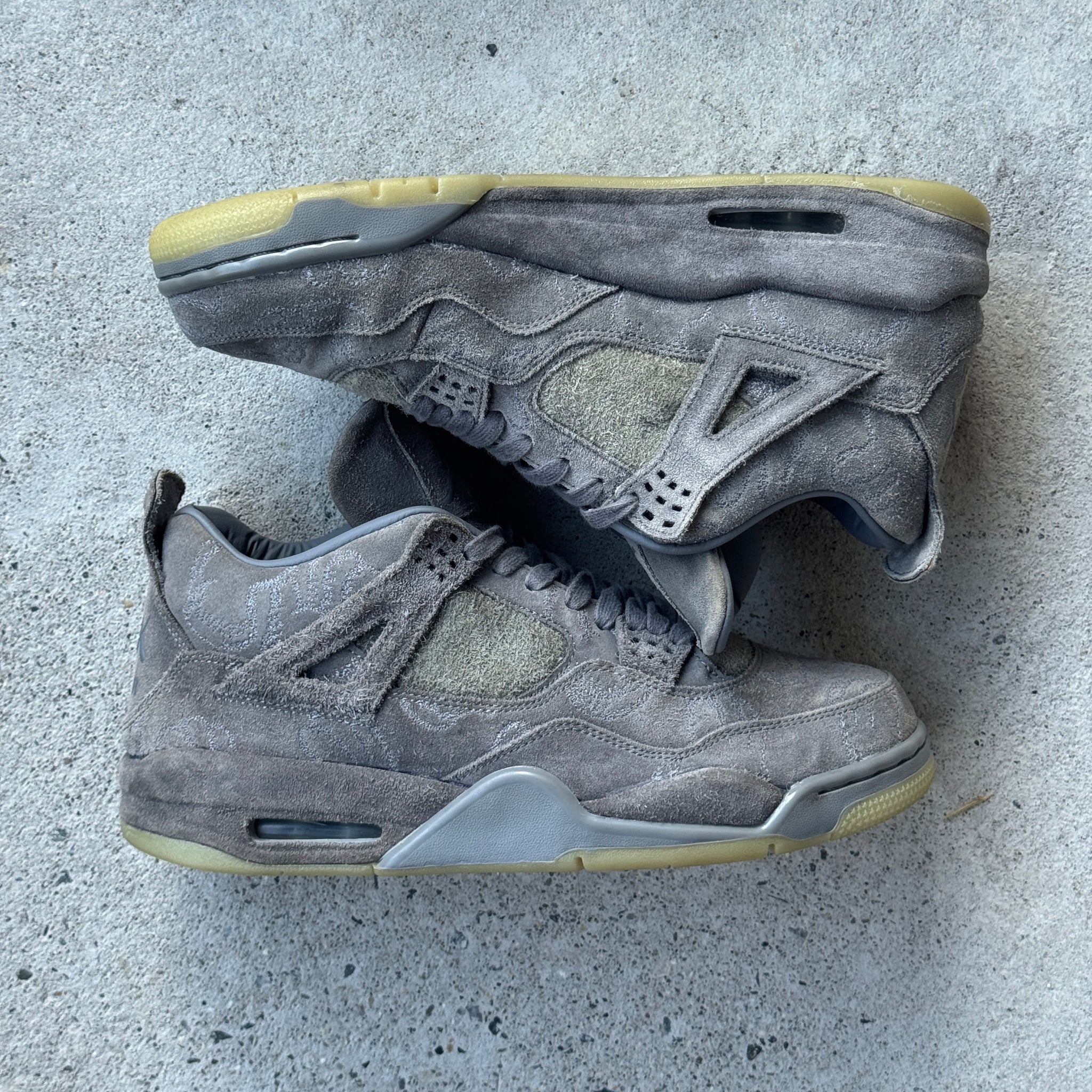 11 US - JORDAN 4 KAWS GREY W BOX 2017