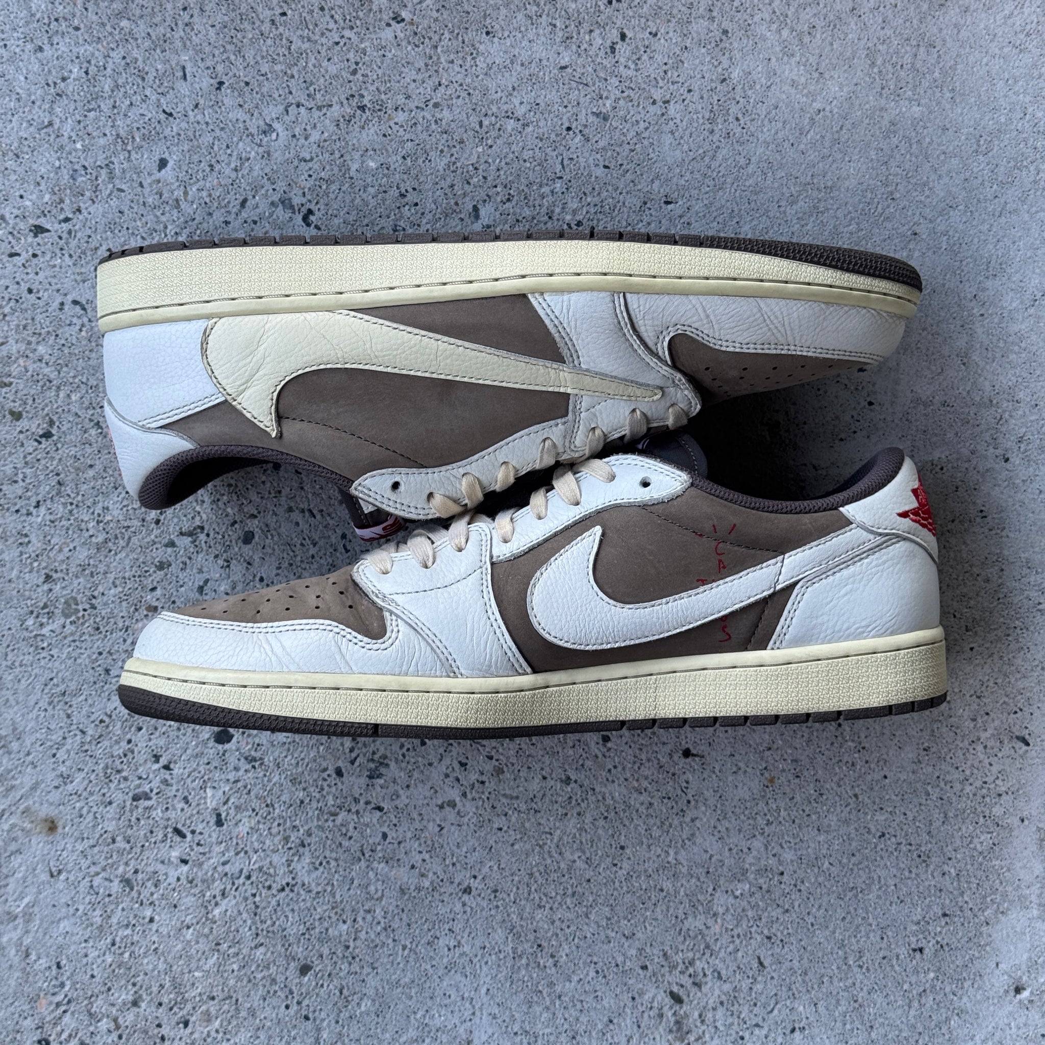 13 US - JORDAN 1 LOW TRAVIS SCOTT REVERSE MOCHA W BOX 2022