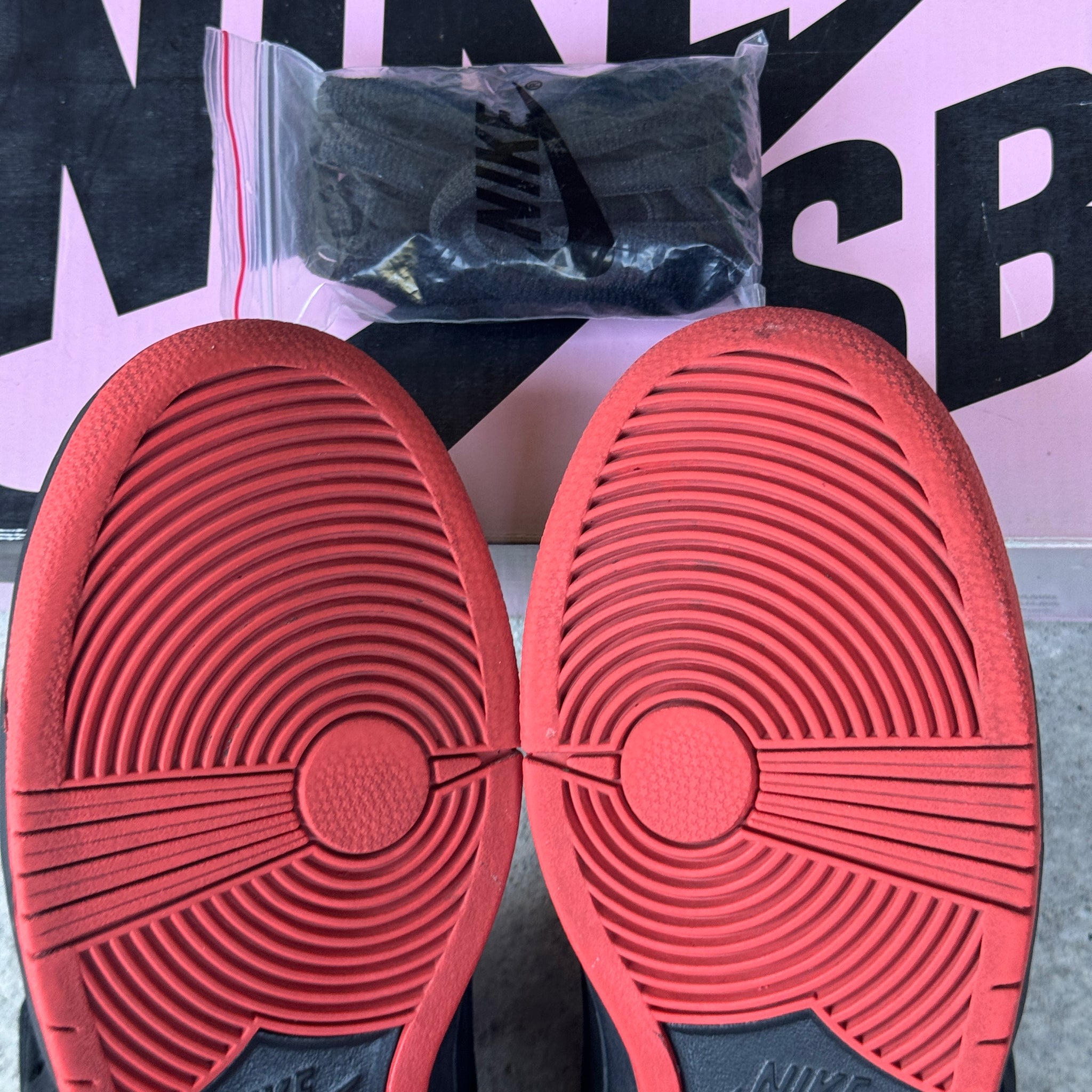 9.5 US - NIKE SB DUNK LOW STAPLE BLACK PIGEON W BOX 2017