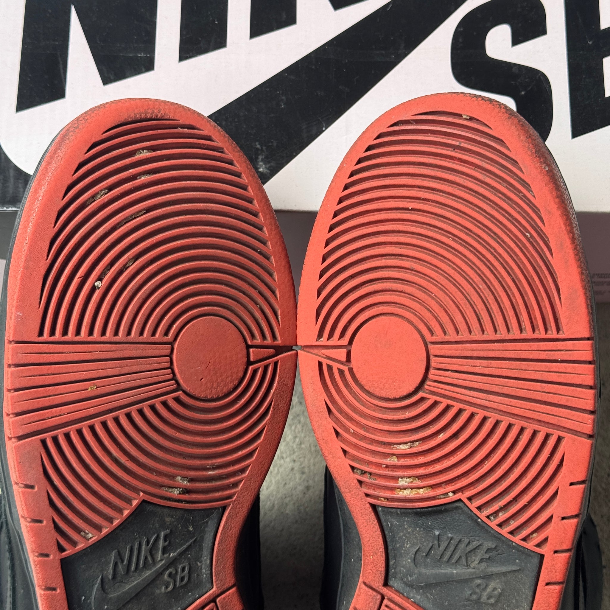 9.5 US - NIKE SB DUNK LOW STAPLE BLACK PIGEON W BOX 2017