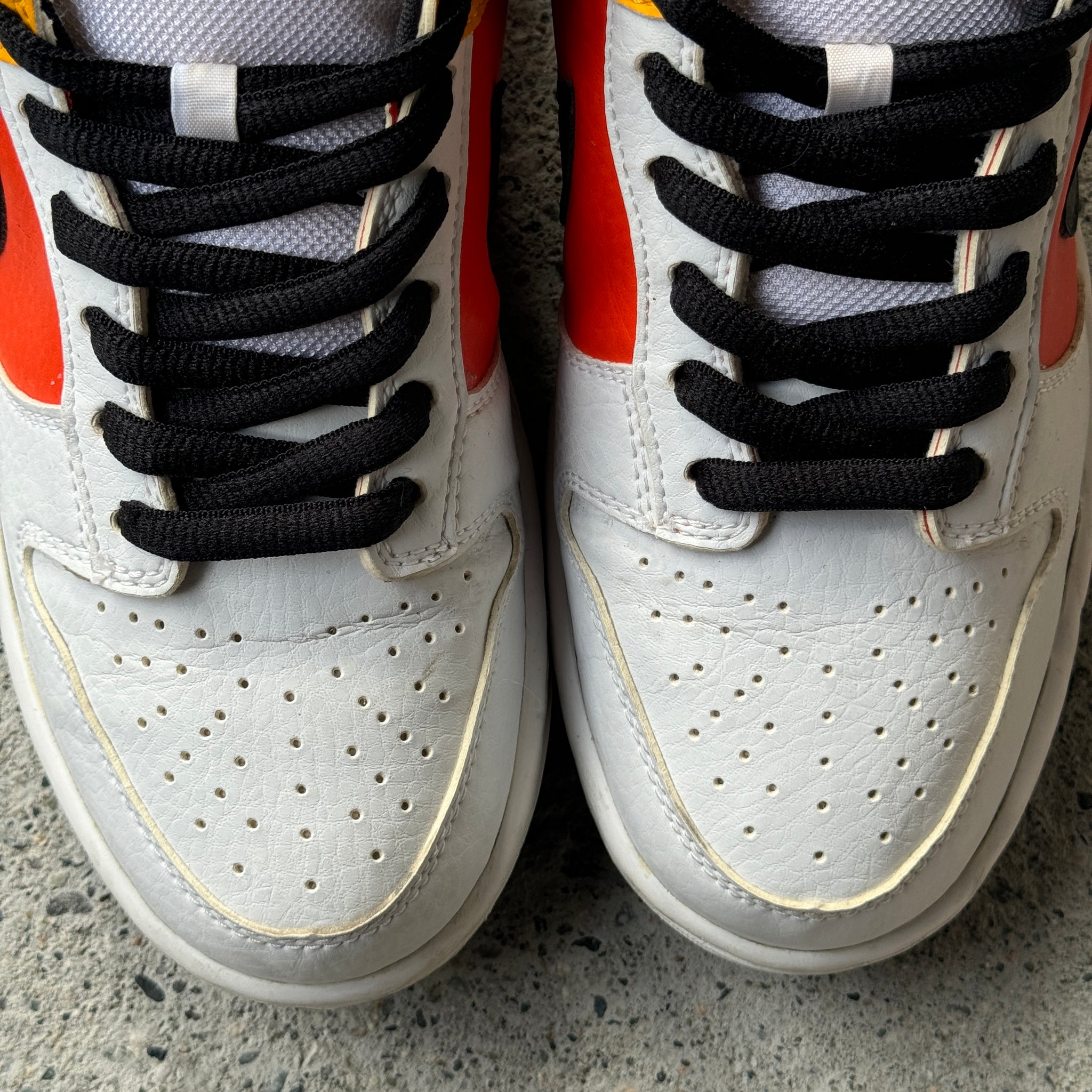 8.5 US - NIKE SB DUNK LOW WHITE RAYGUN W BOX 2005