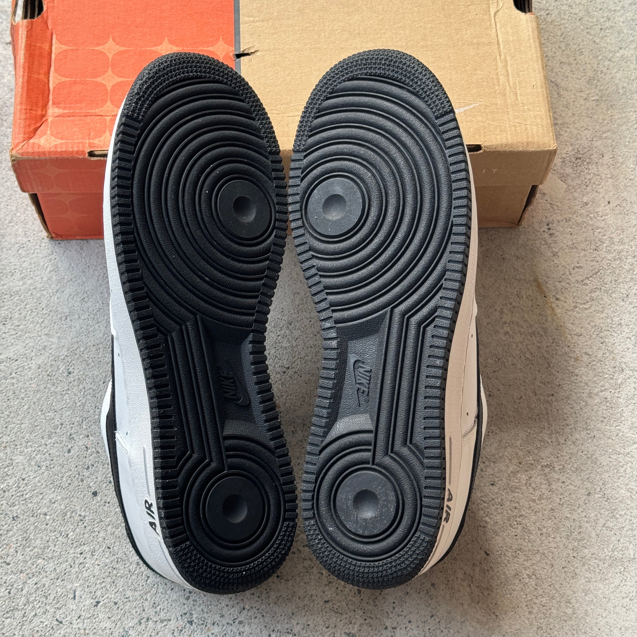 12 US - DS NIKE AIR FORCE 1 BLACK TOE W BOX 2004