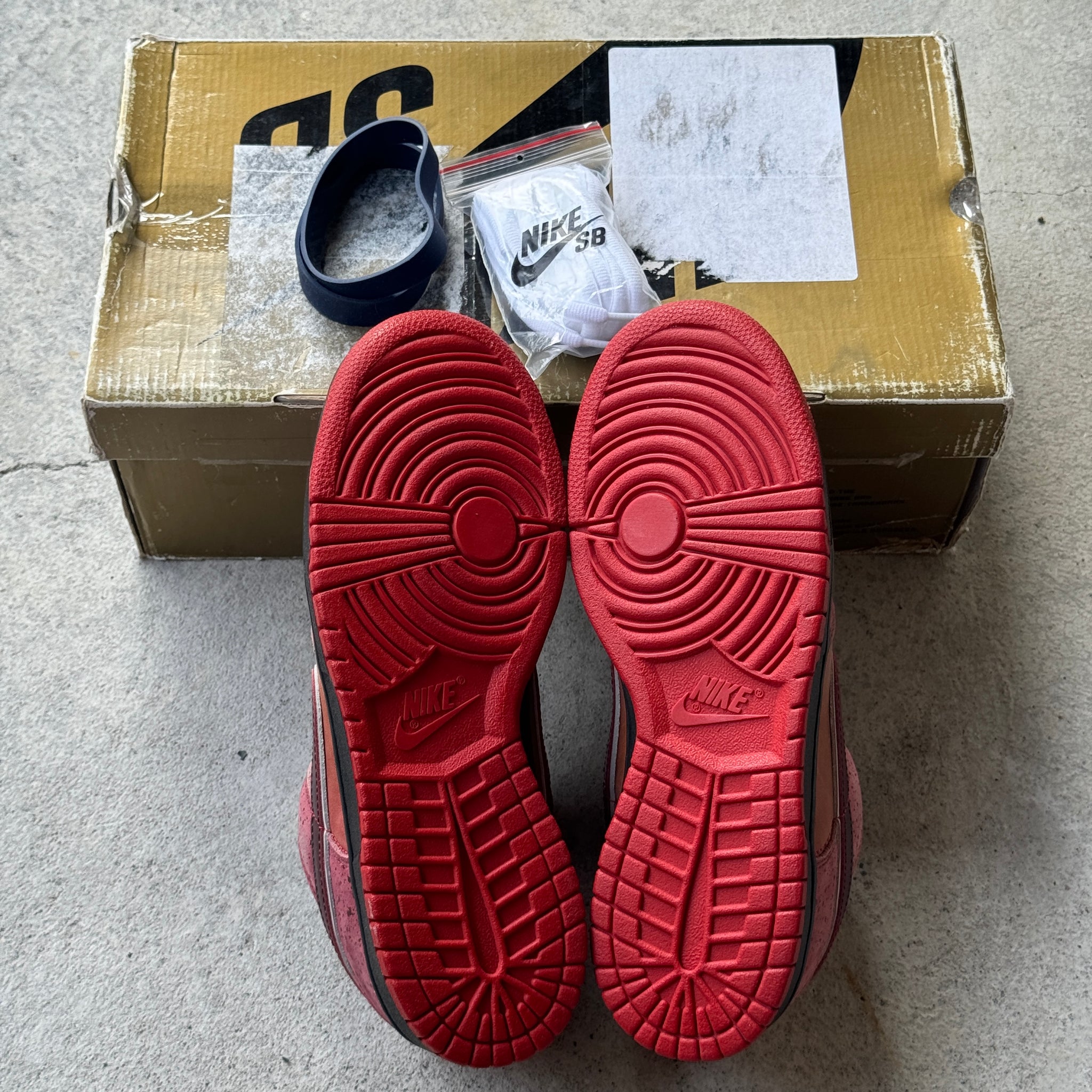9.5 US - DS NIKE SB DUNK LOW RED LOBSTER W BOX 2008