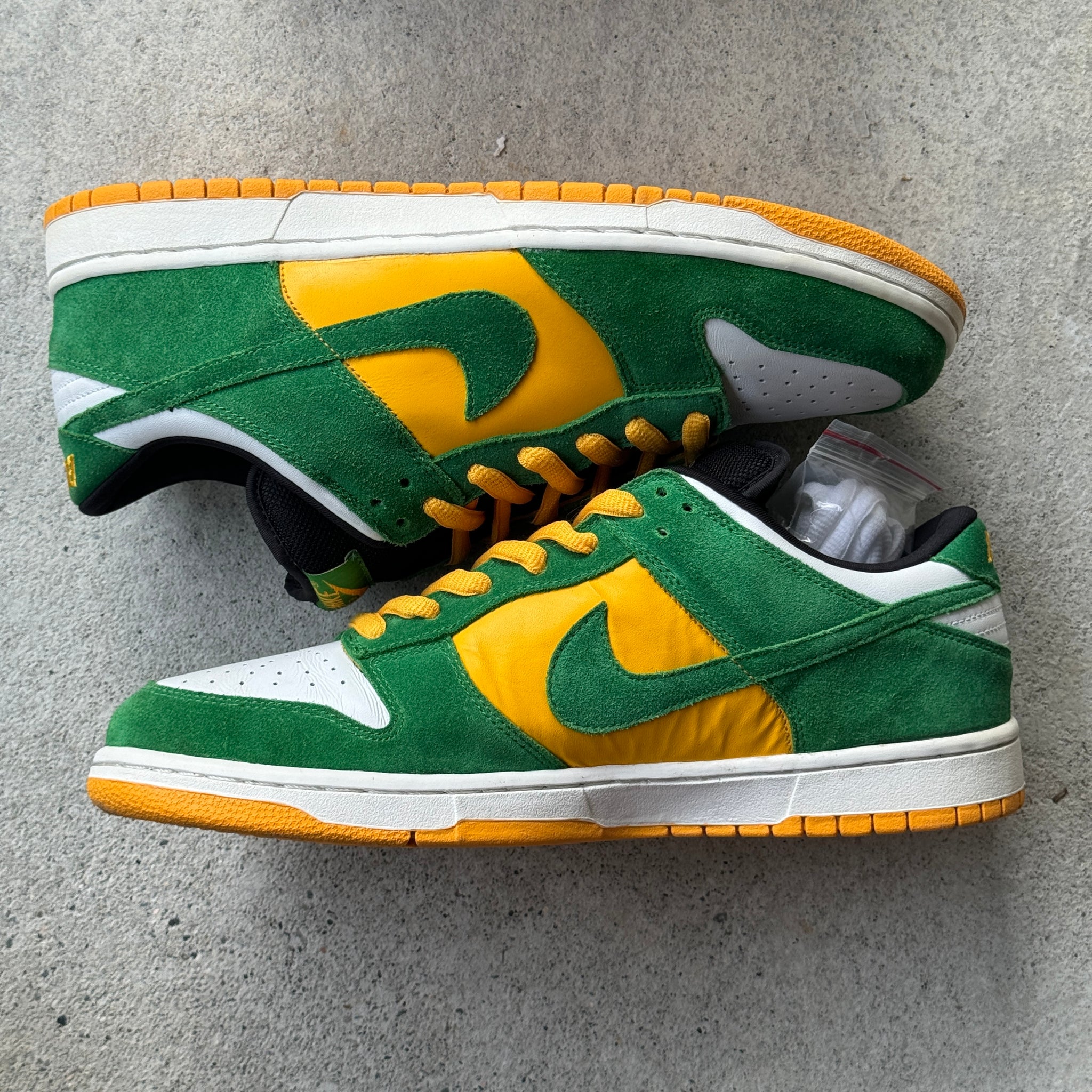 13 US - NIKE SB DUNK LOW BUCKS W BOX 2004