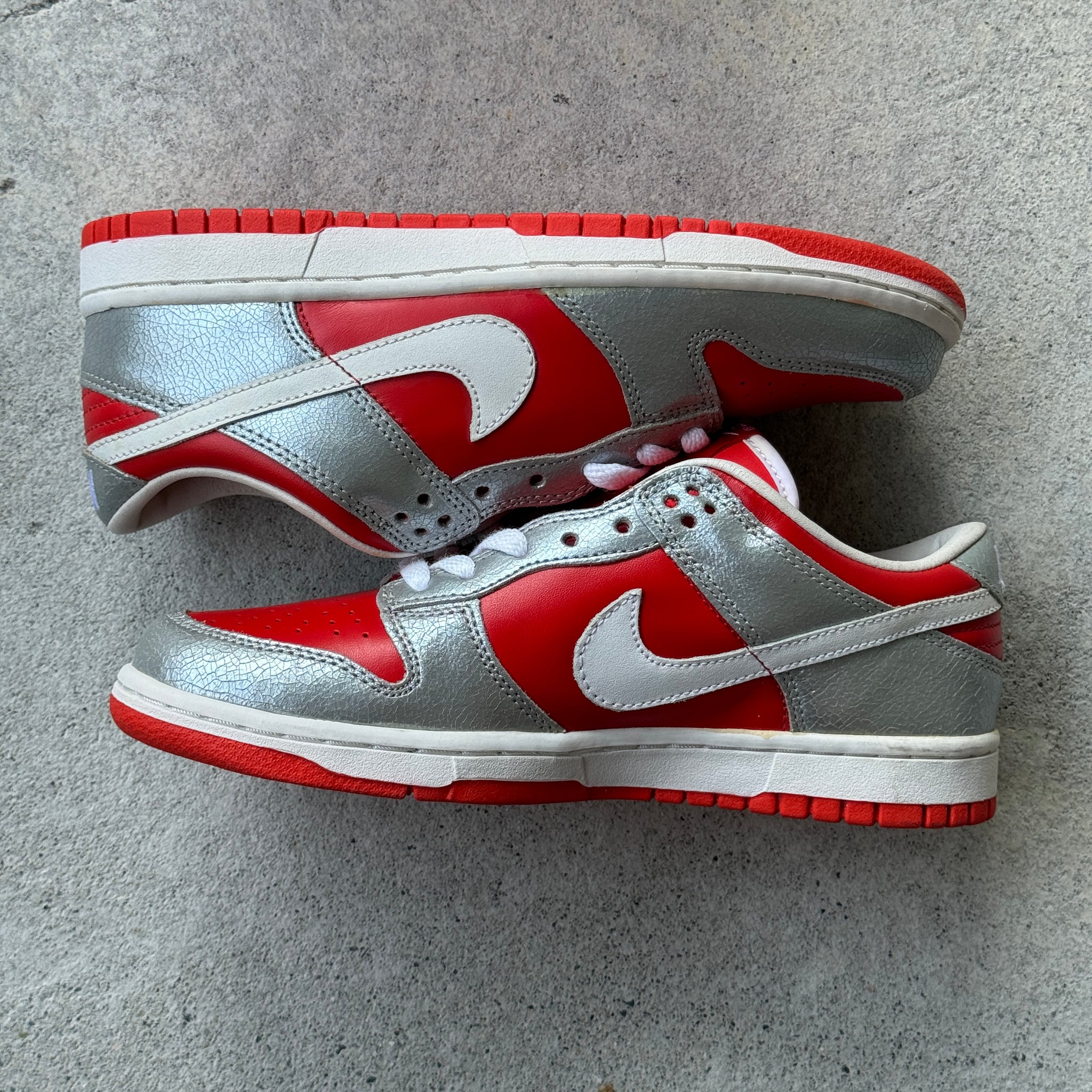 9W/7.5M - DS NIKE DUNK LOW WMNS CRACKED SILVER/RED W BOX 2004
