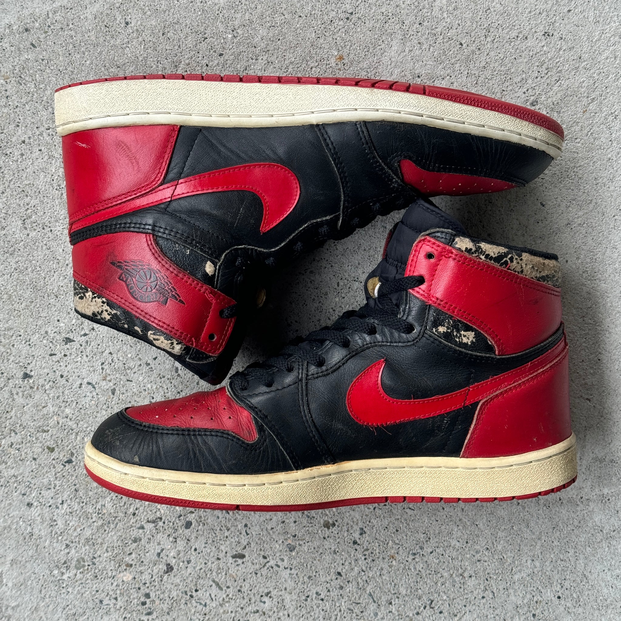 13 US - JORDAN 1 BLACK/RED 1985