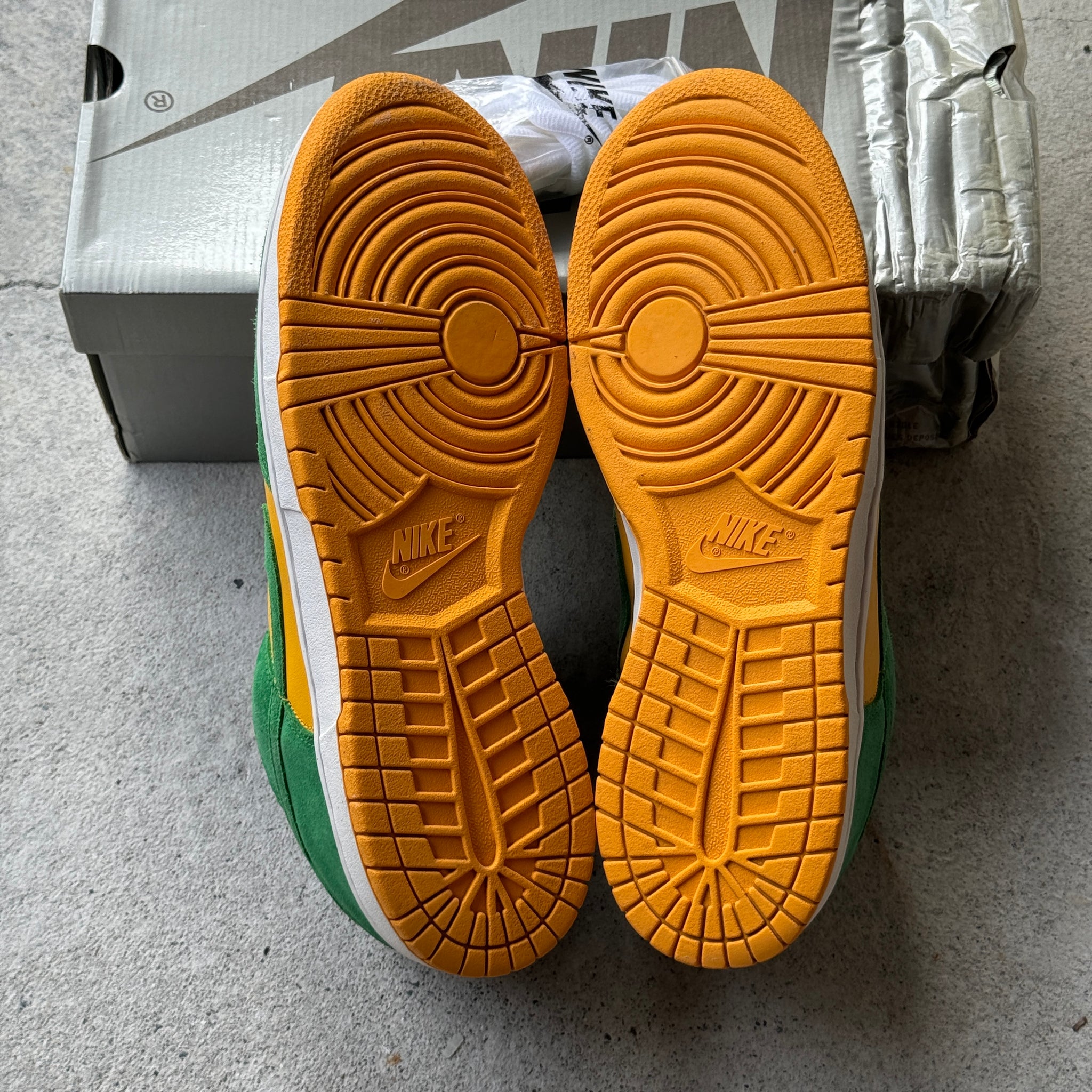 13 US - NIKE SB DUNK LOW BUCKS W BOX 2004