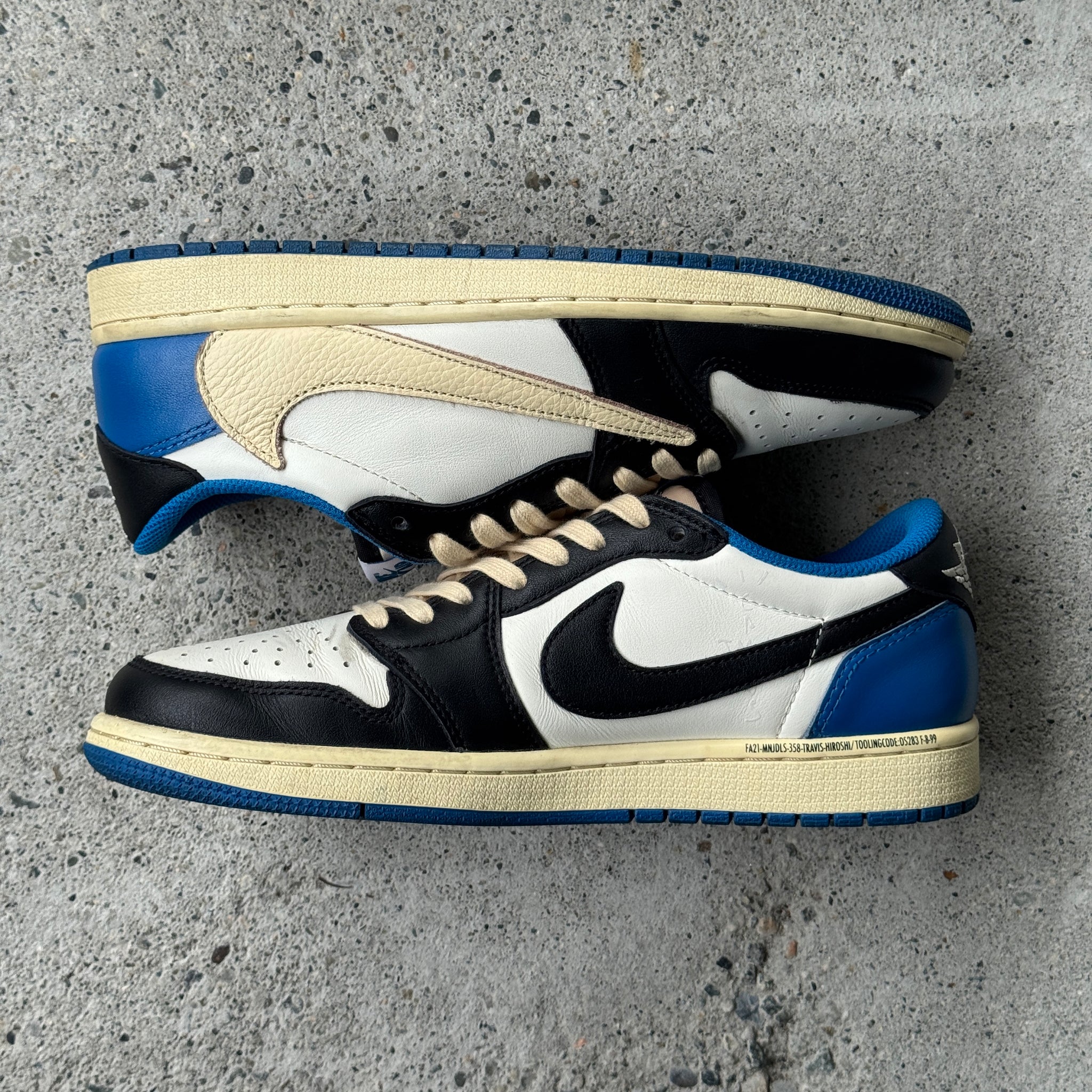 8 US - JORDAN 1 LOW TRAVIS SCOTT FRAGMENT W BOX 2021