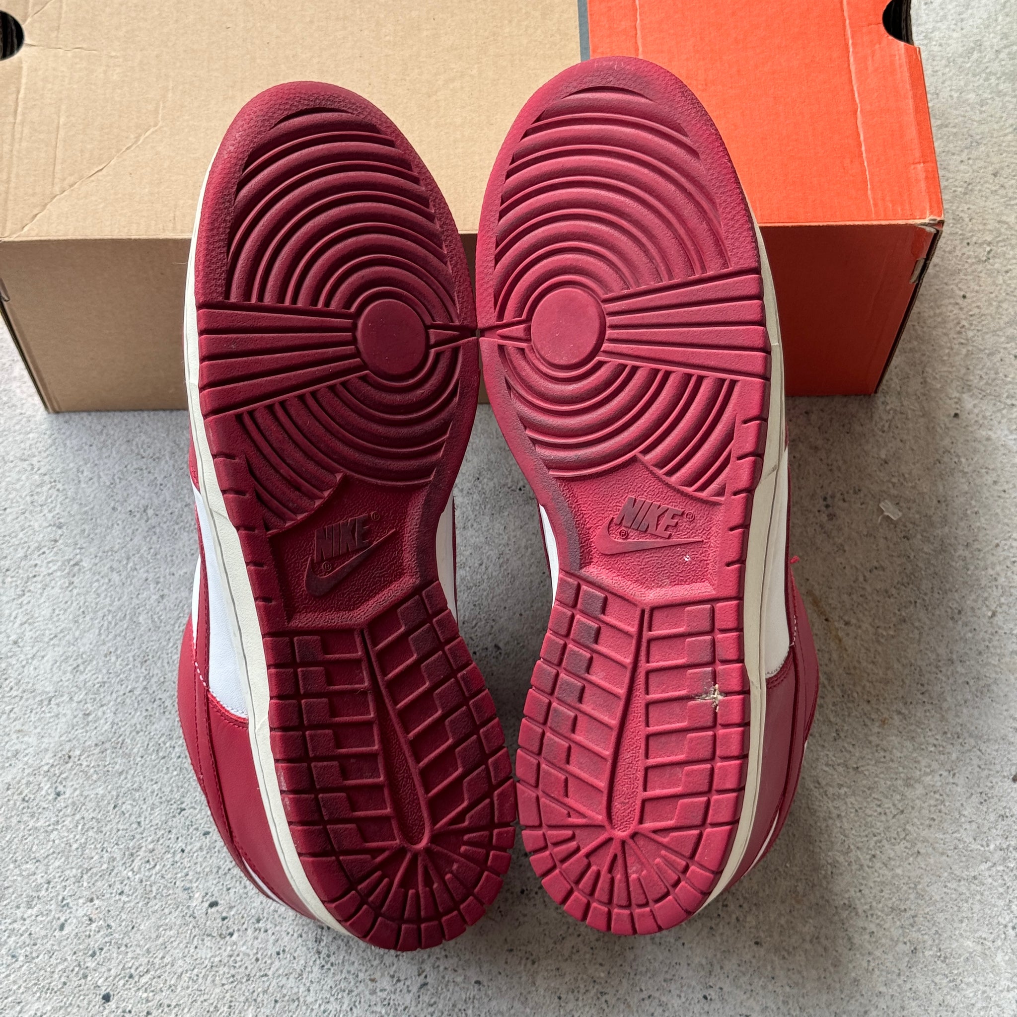 13 US - NIKE DUNK LOW TEAM RED WHITE W BOX 2005