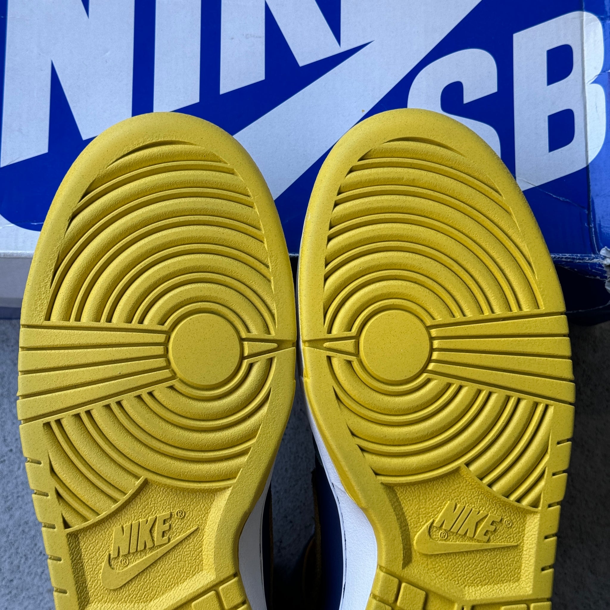 11.5 US - NIKE SB DUNK HIGH PACMAN W BOX 2009