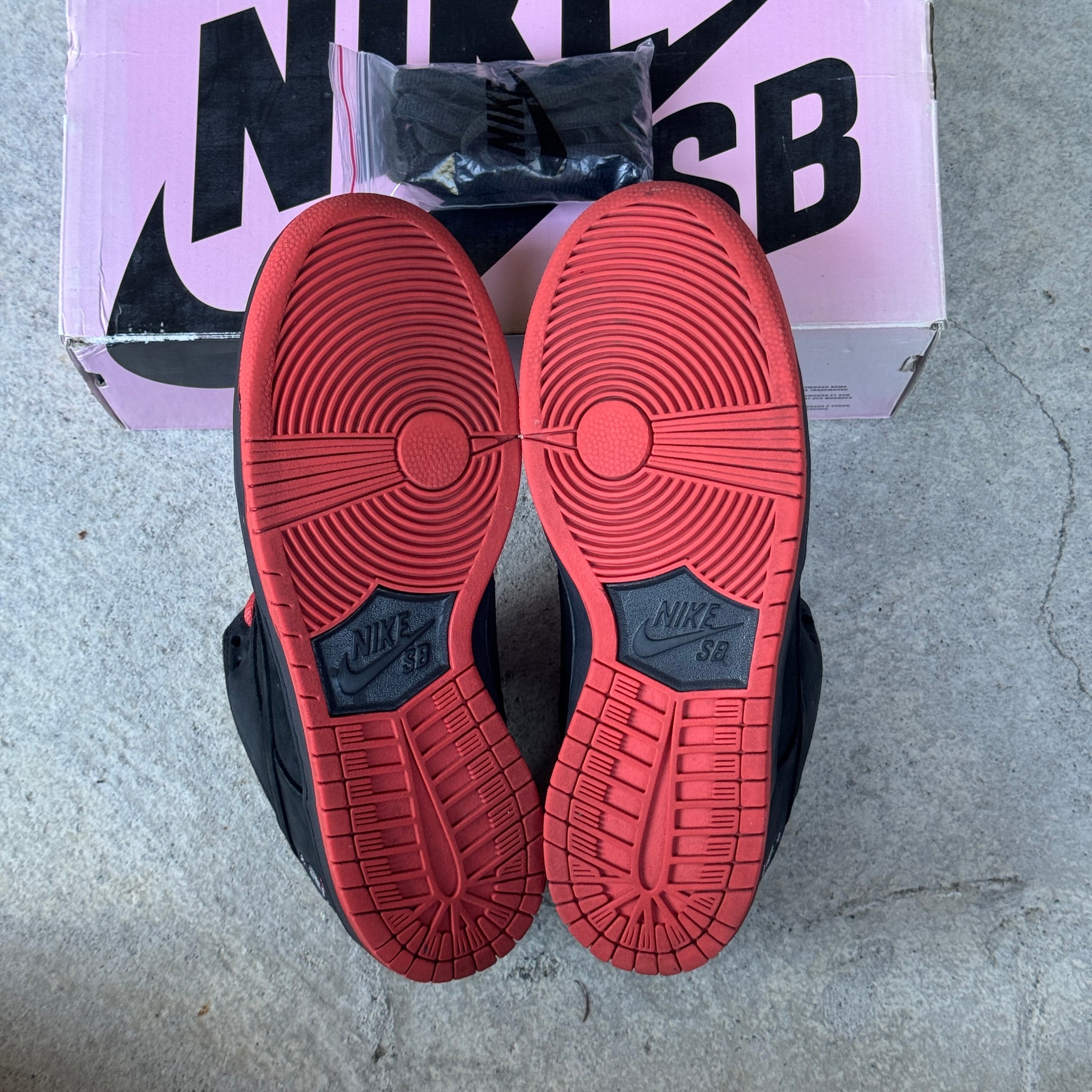 9.5 US - NIKE SB DUNK LOW STAPLE BLACK PIGEON W BOX 2017