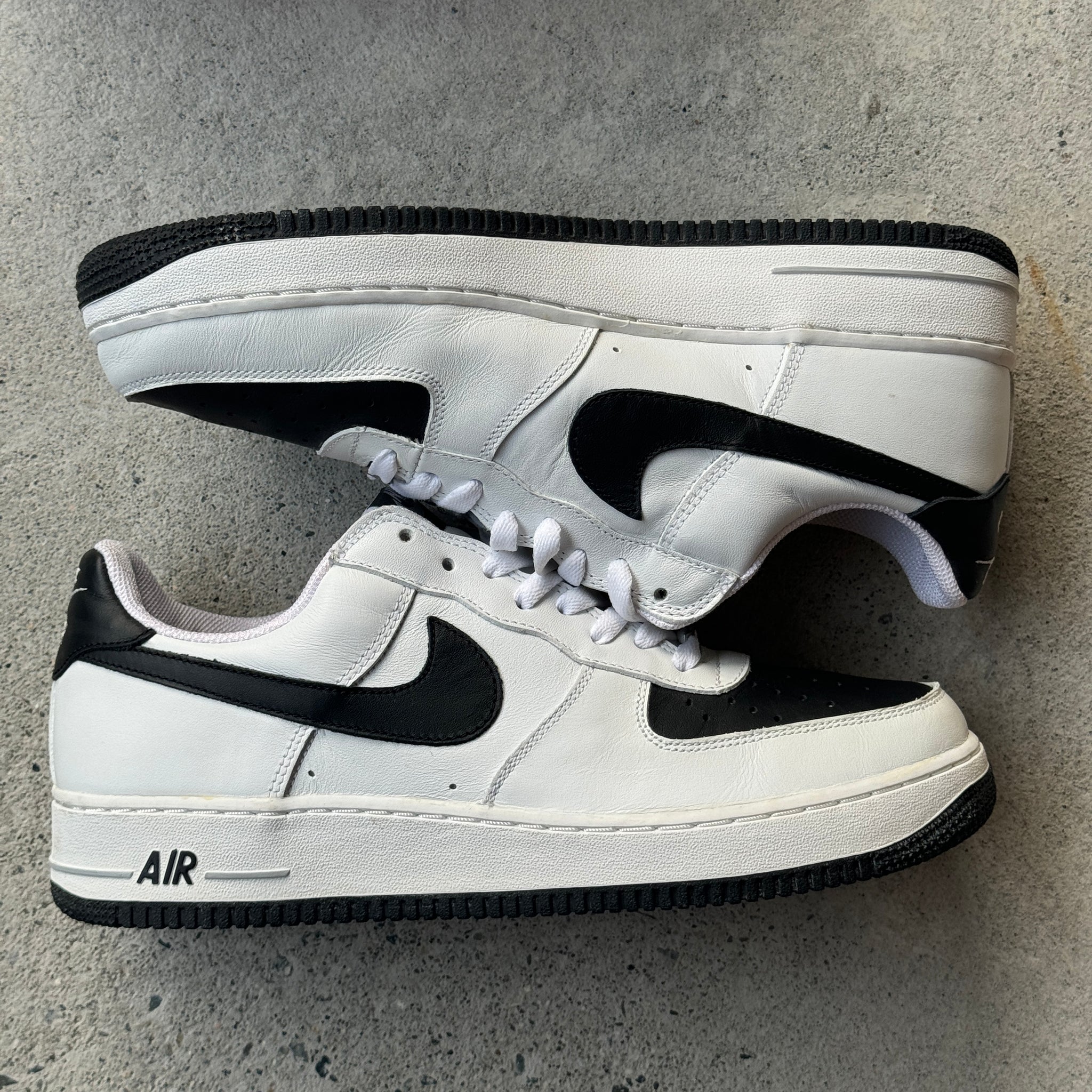 12 US - DS NIKE AIR FORCE 1 BLACK TOE W BOX 2004