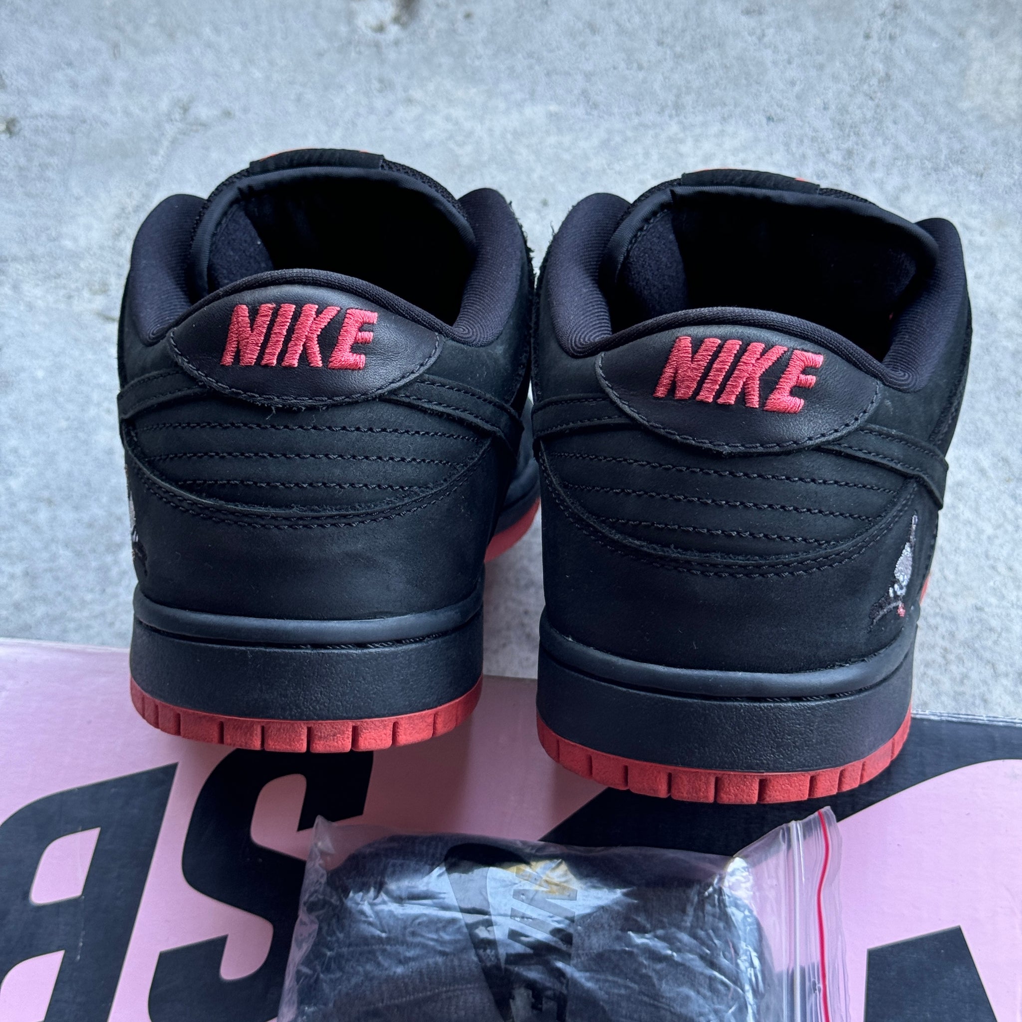 9.5 US - NIKE SB DUNK LOW STAPLE BLACK PIGEON W BOX 2017