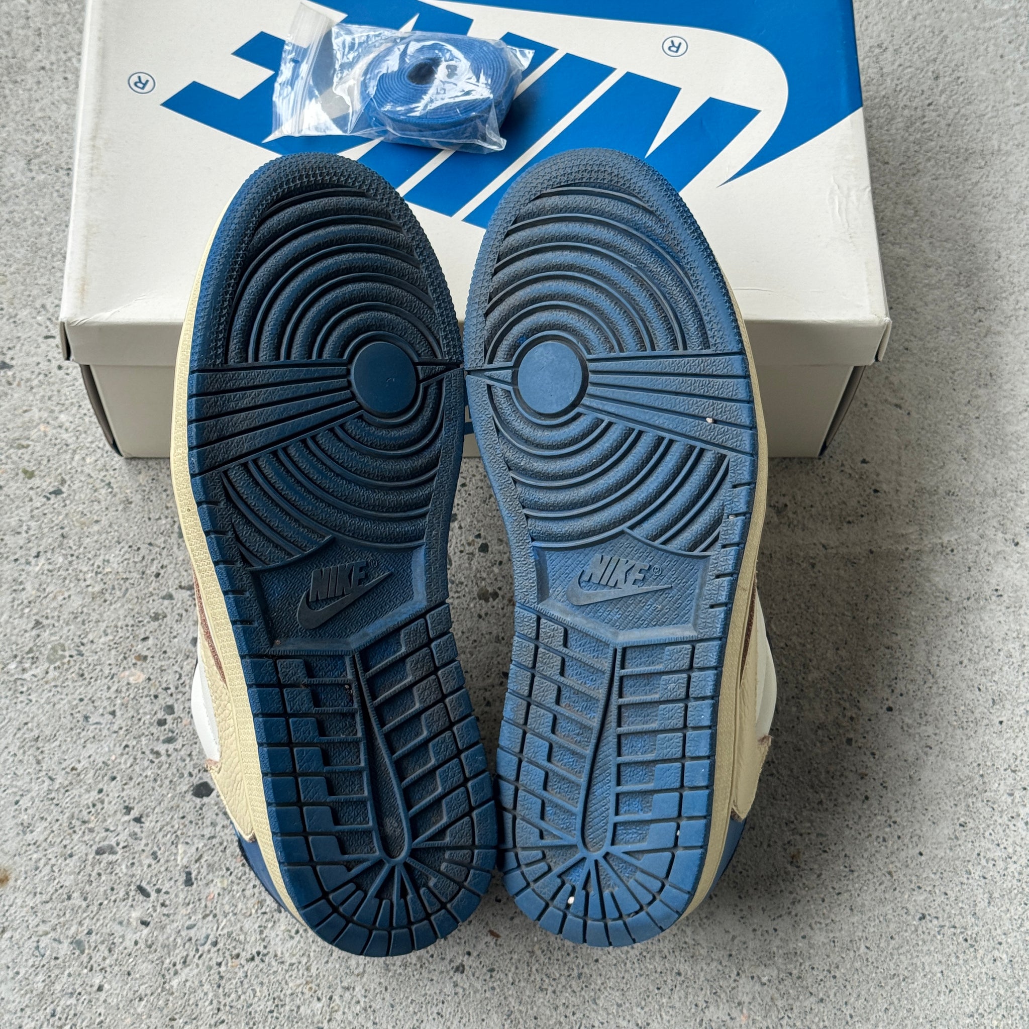 8 US - JORDAN 1 LOW TRAVIS SCOTT FRAGMENT W BOX 2021