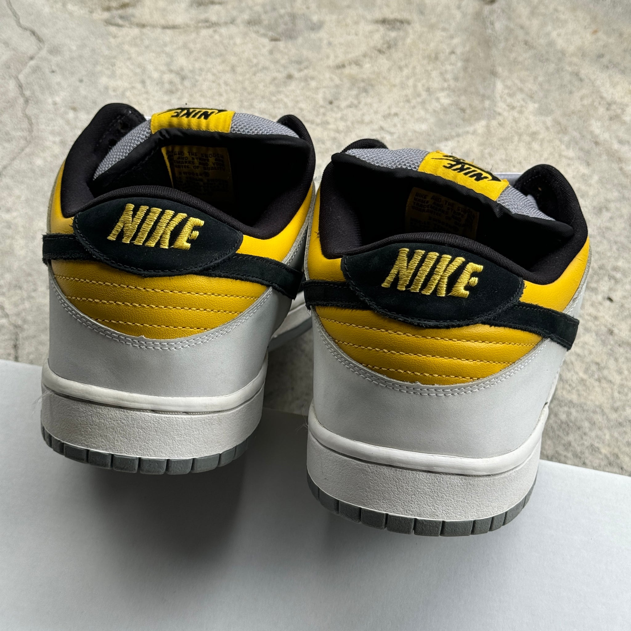 13 US - NIKE SB DUNK LOW BIC 2006
