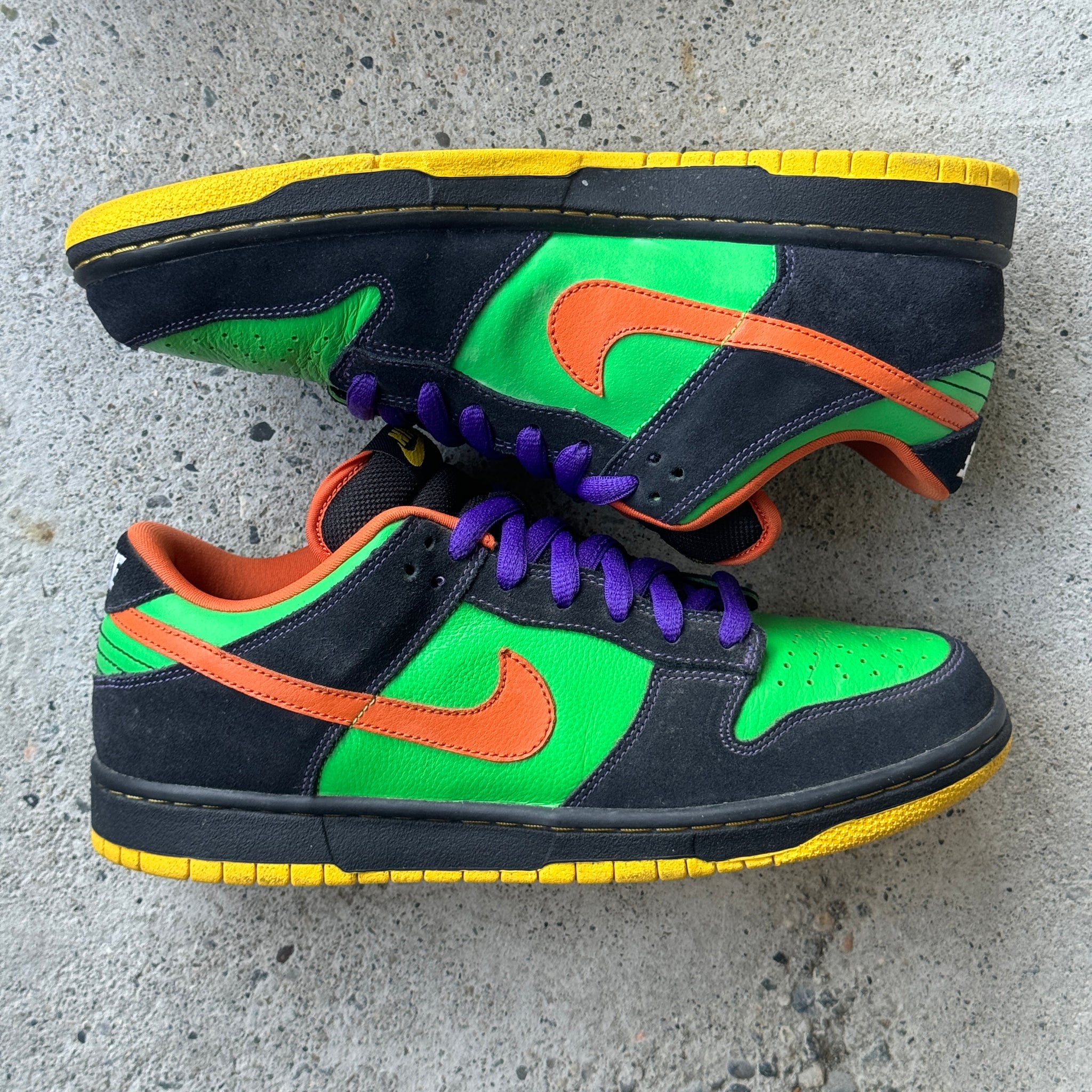 9.5 US - NIKE SB DUNK LOW GREEN SPARK HALLOWEEN W BOX 2009