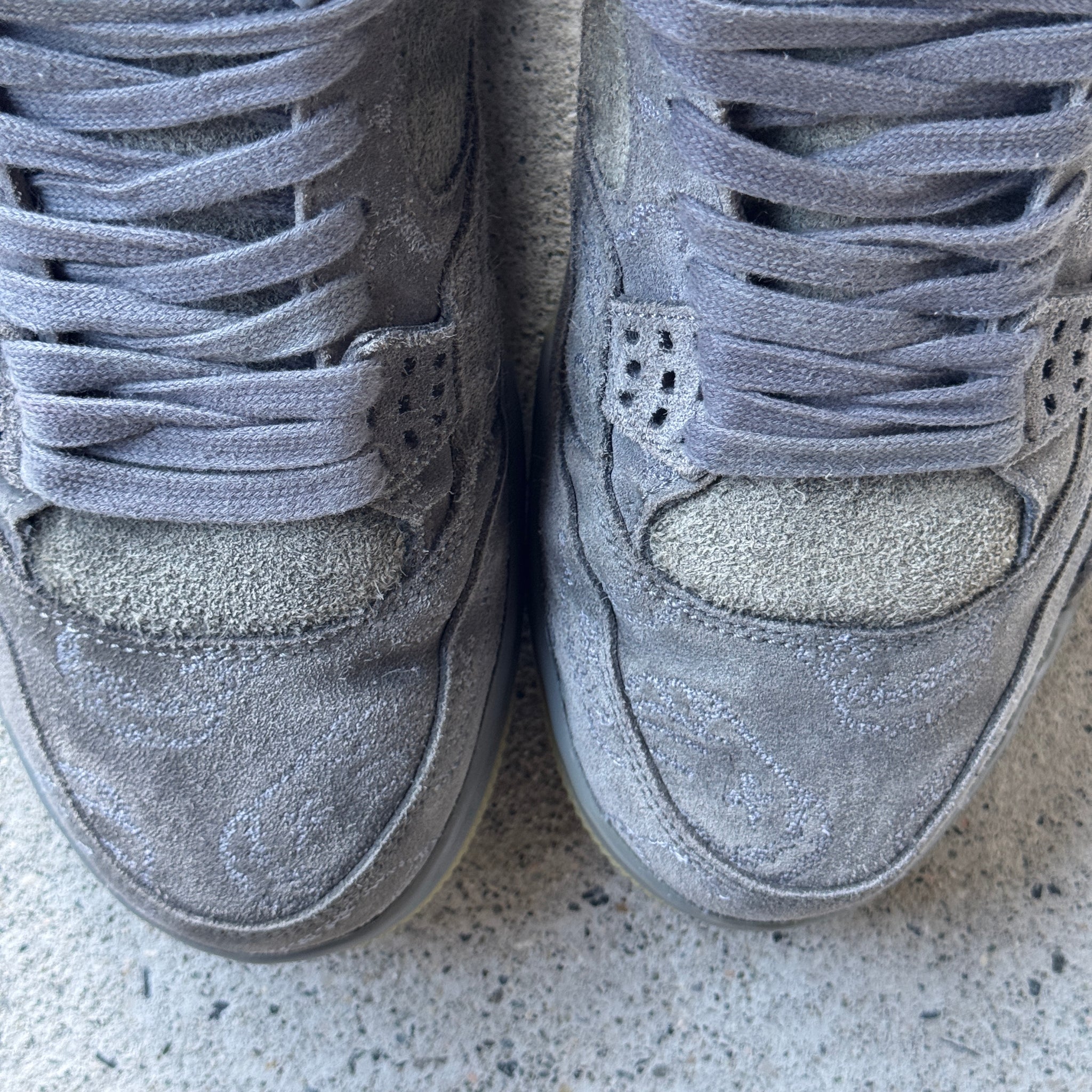 11 US - JORDAN 4 KAWS GREY W BOX 2017