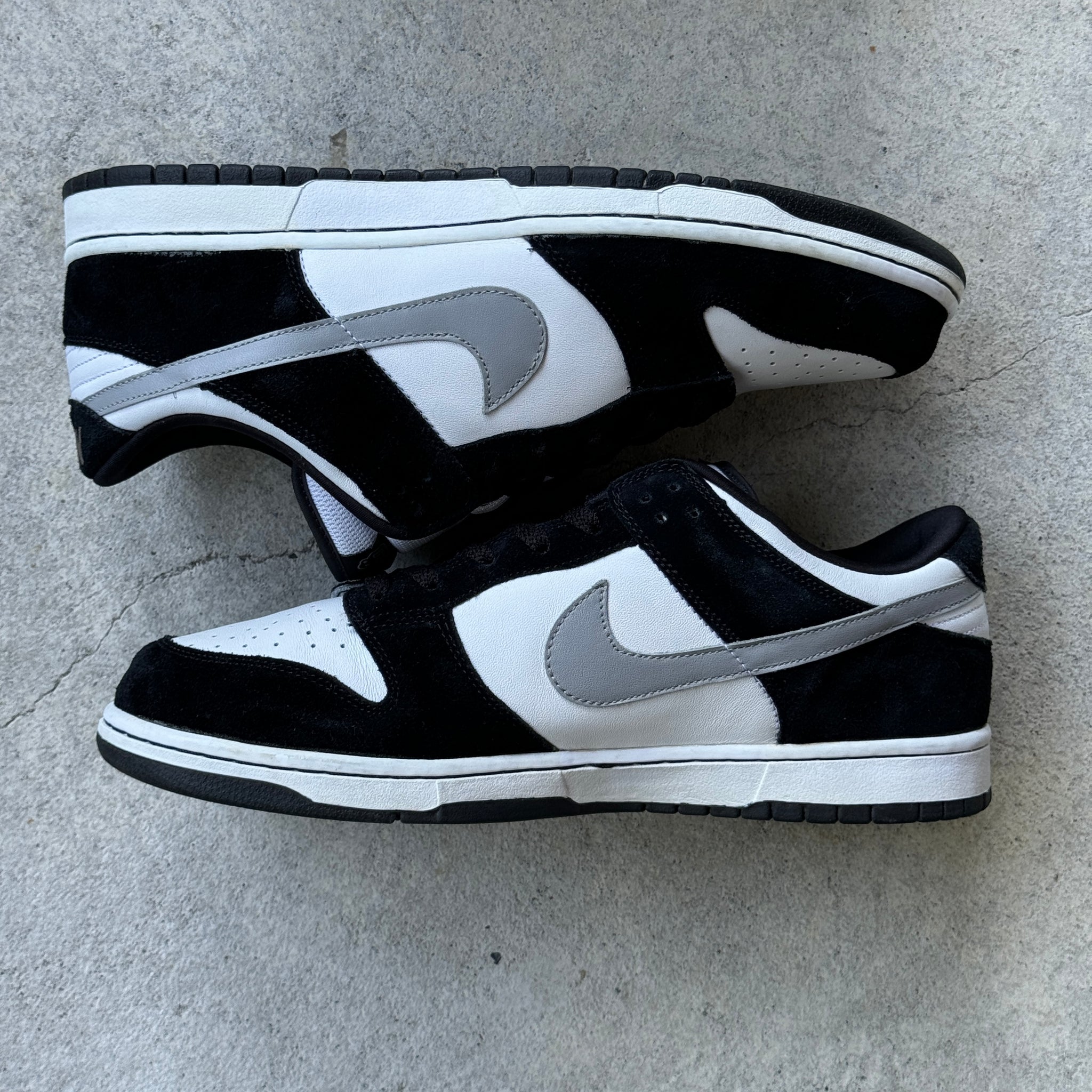 13 US - NIKE DUNK LOW BLACK/SILVER 6.0 2006