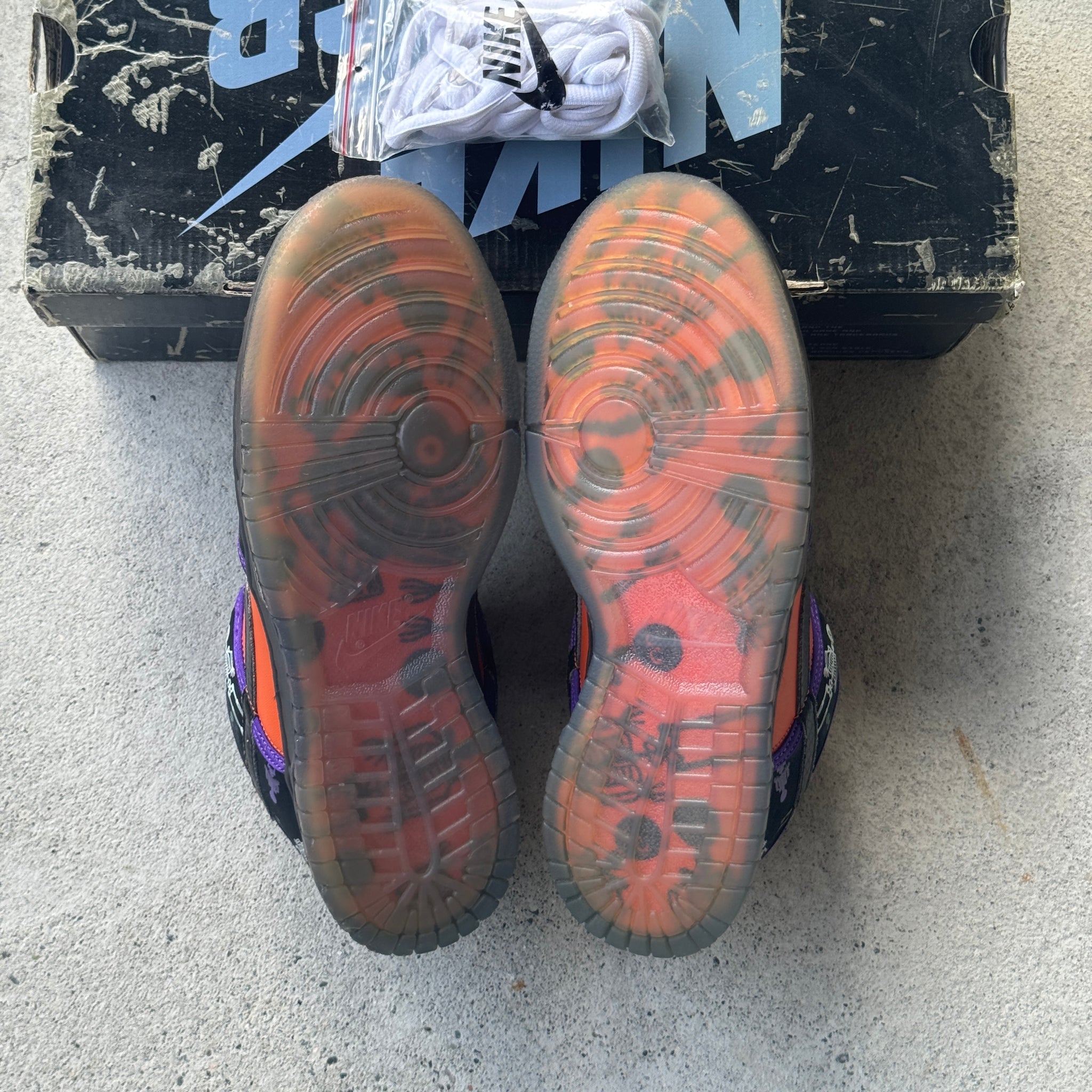 8.5 US - NIKE SB DUNK LOW DAY OF THE DEAD W BOX 2006