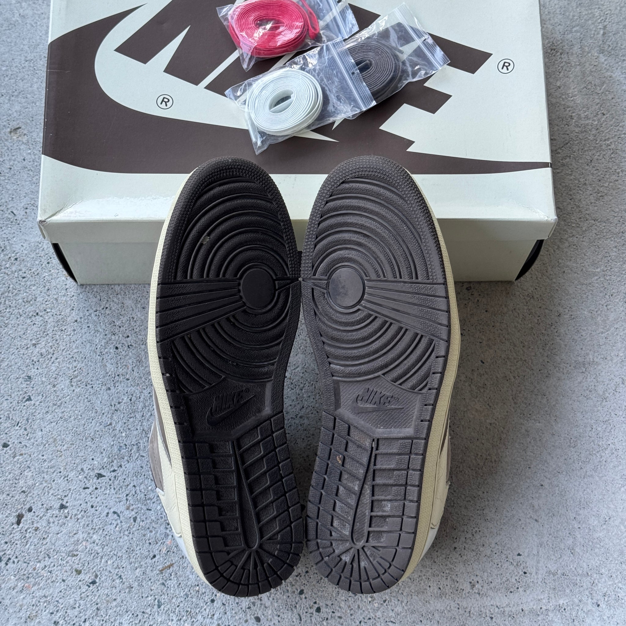 13 US - JORDAN 1 LOW TRAVIS SCOTT REVERSE MOCHA W BOX 2022