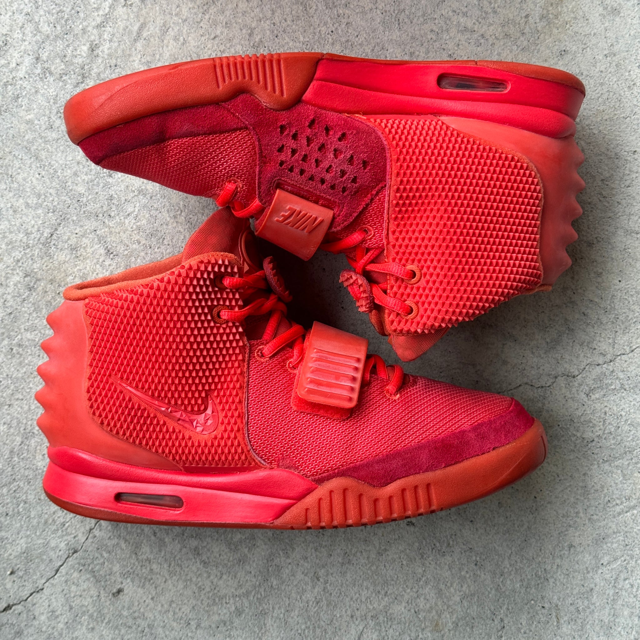 9.5 US - NIKE AIR YEEZY 2 RED OCTOBER W BOX 2014