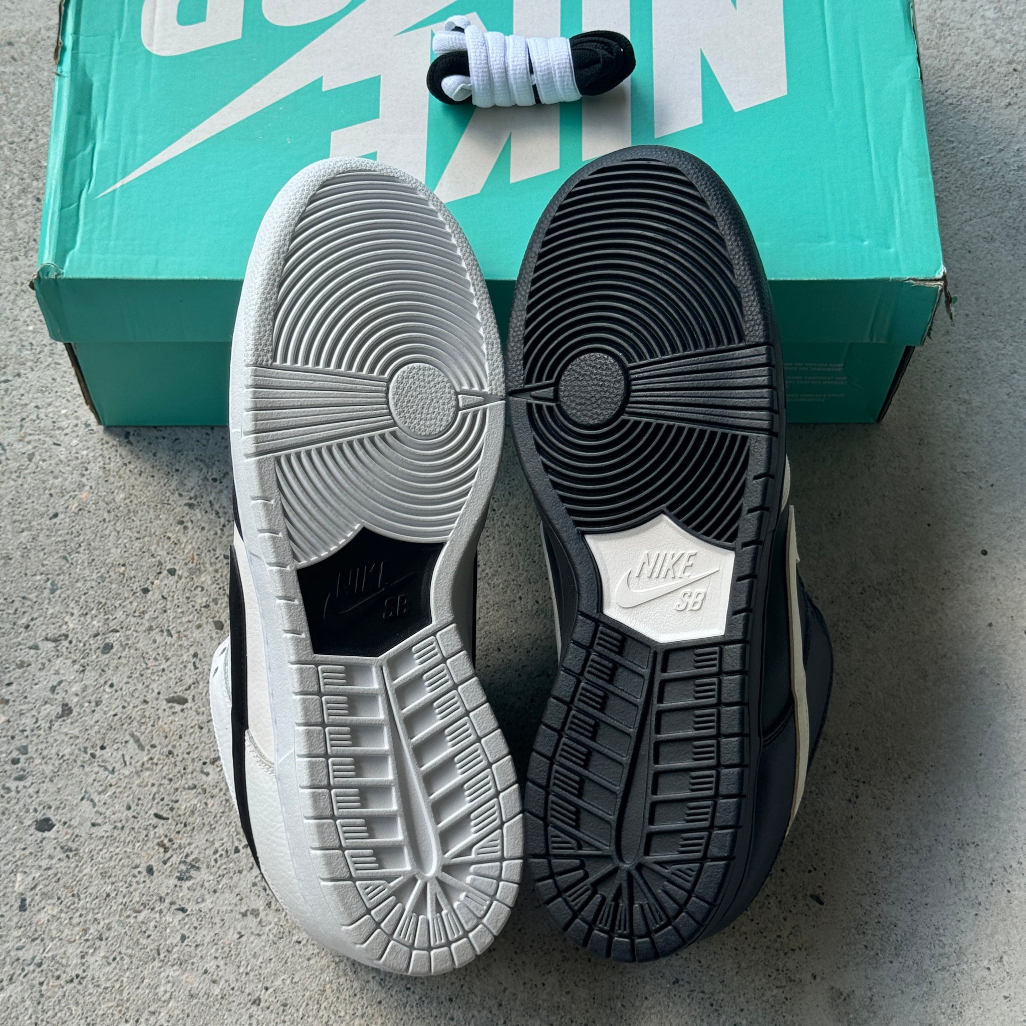 13 US - DS NIKE SB DUNK LOW YIN YANG W BOX 2015