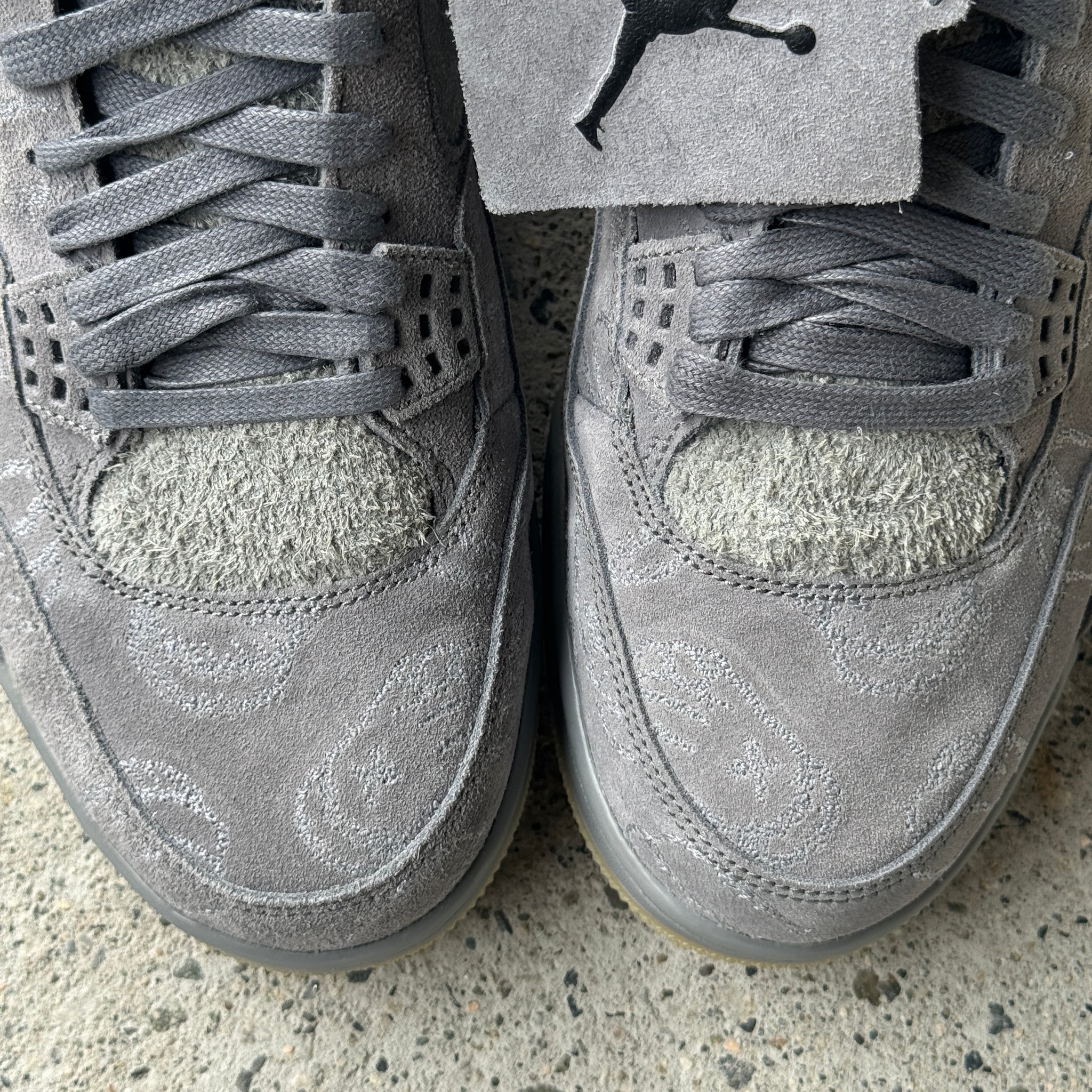 10.5 US - DS JORDAN 4 KAWS GREY W BOX 2017