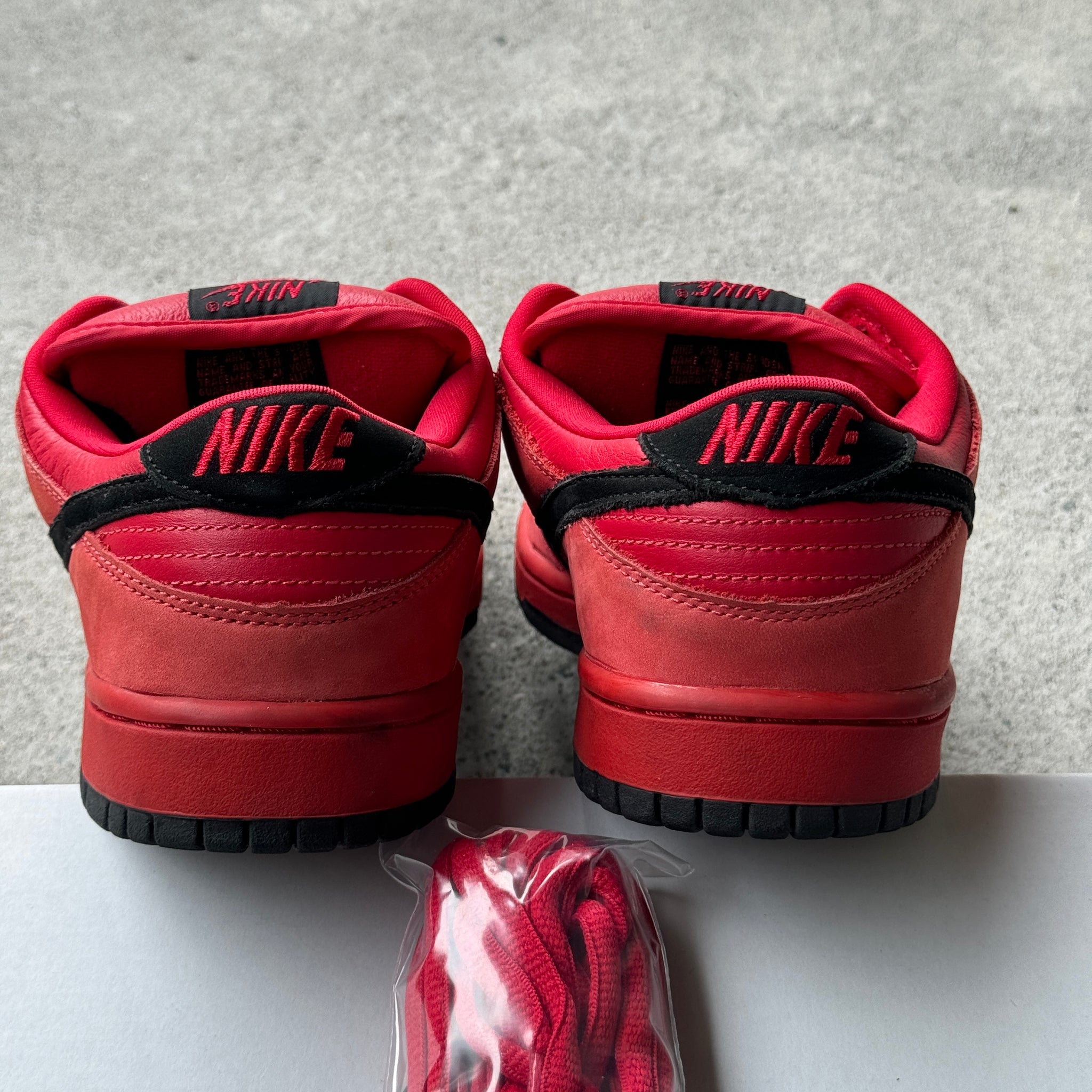 9 US - NIKE SB DUNK LOW TRUE RED 2003