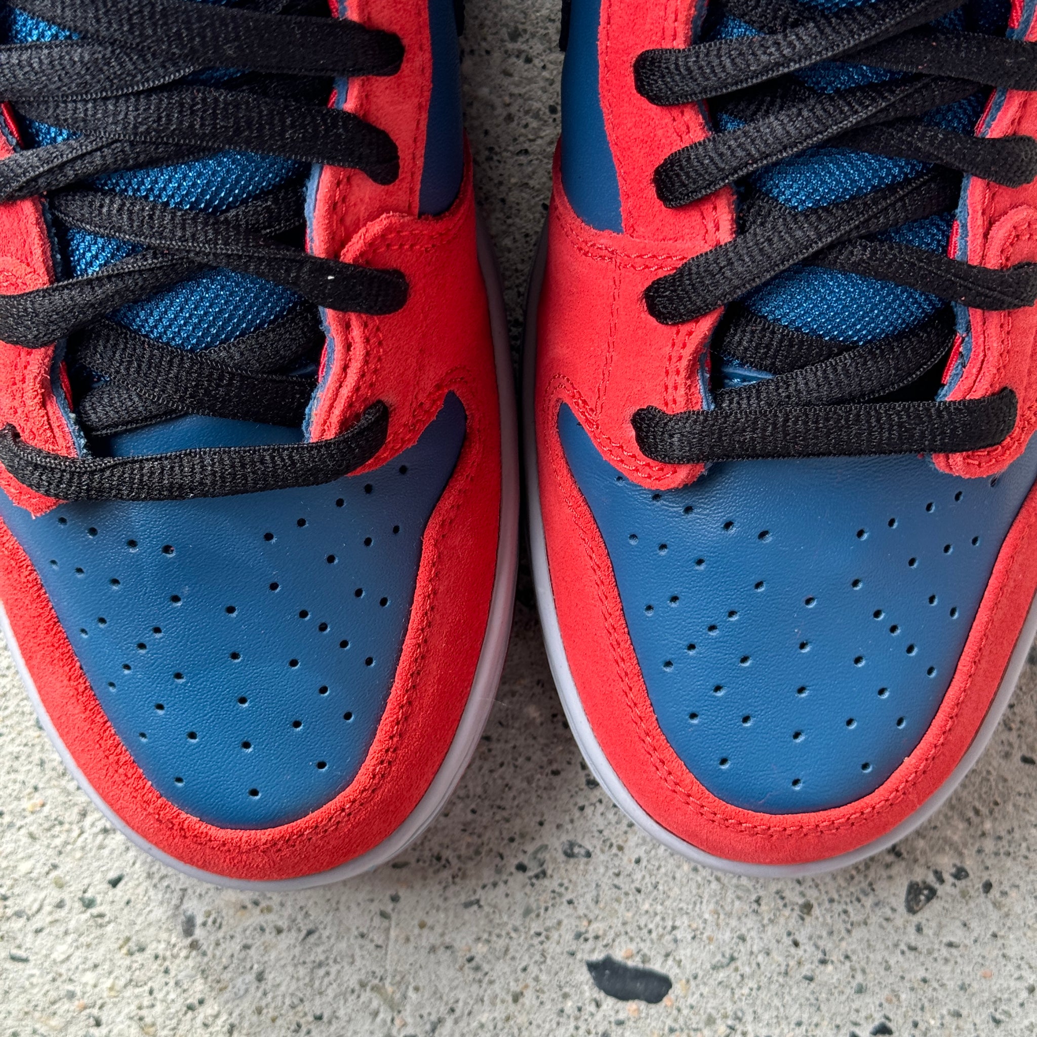 9.5 US - DS NIKE SB DUNK MID SPIDERMAN 2008