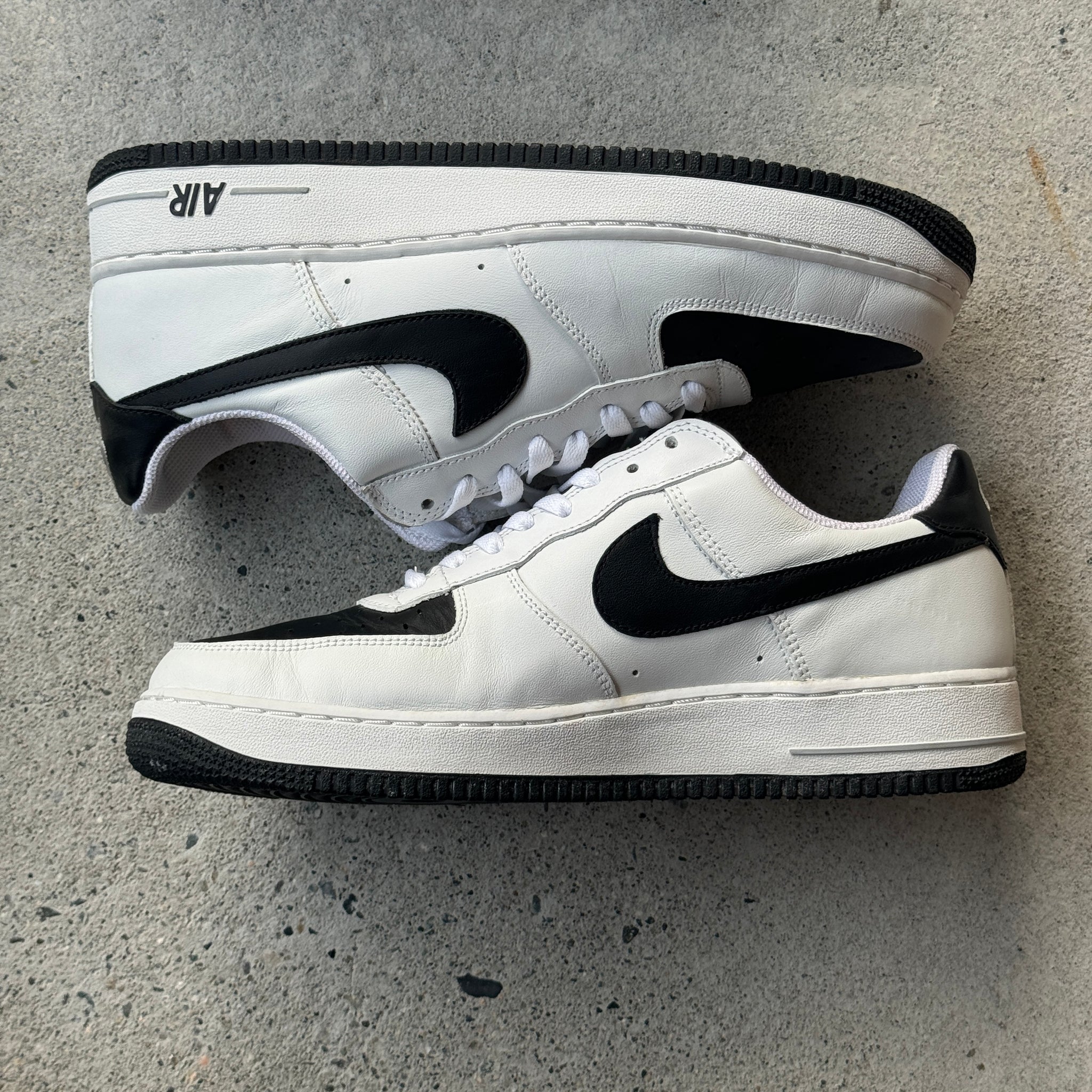 12 US - DS NIKE AIR FORCE 1 BLACK TOE W BOX 2004