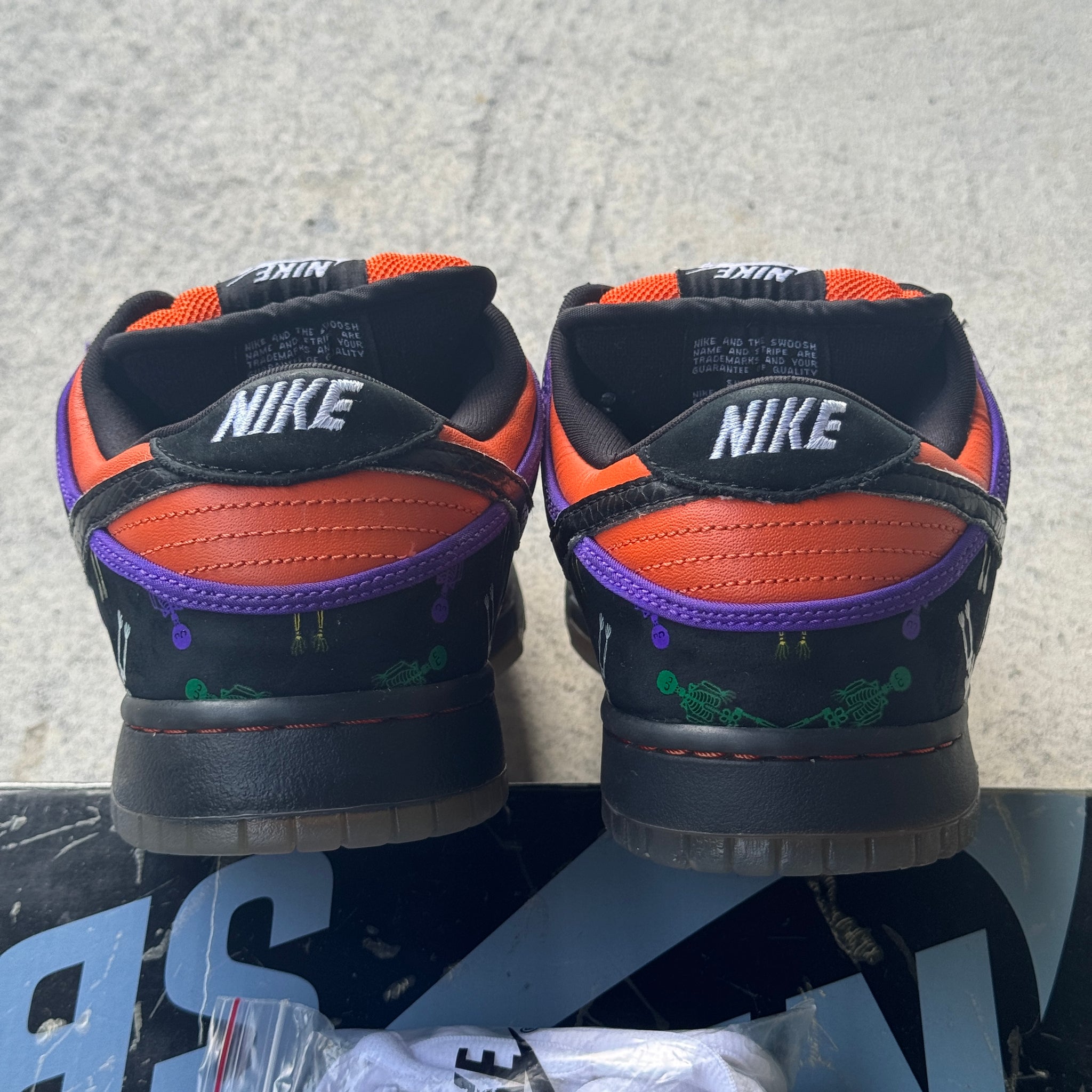 8.5 US - NIKE SB DUNK LOW DAY OF THE DEAD W BOX 2006