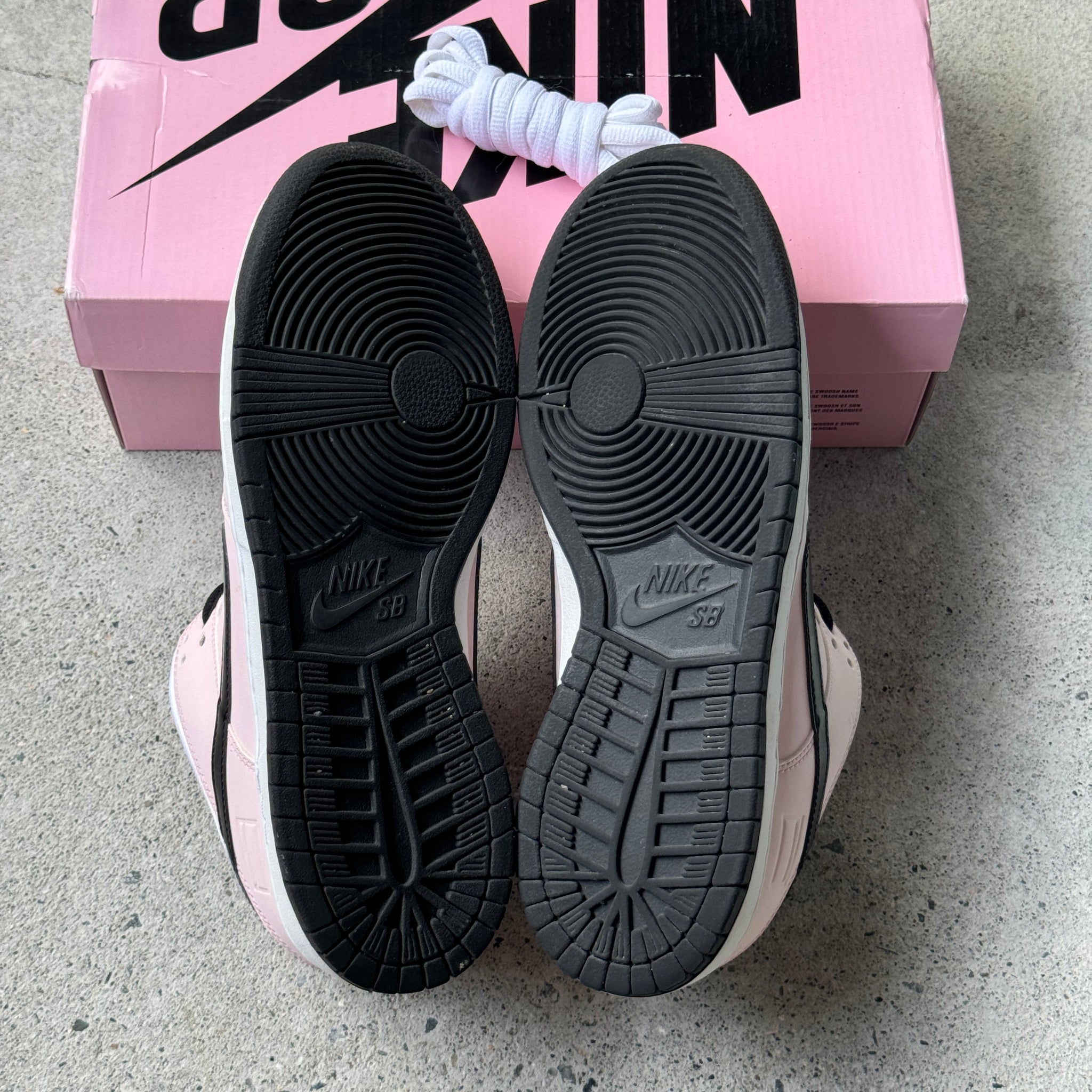 10.5 US - NIKE SB DUNK LOW PINK BOX W BOX 2016