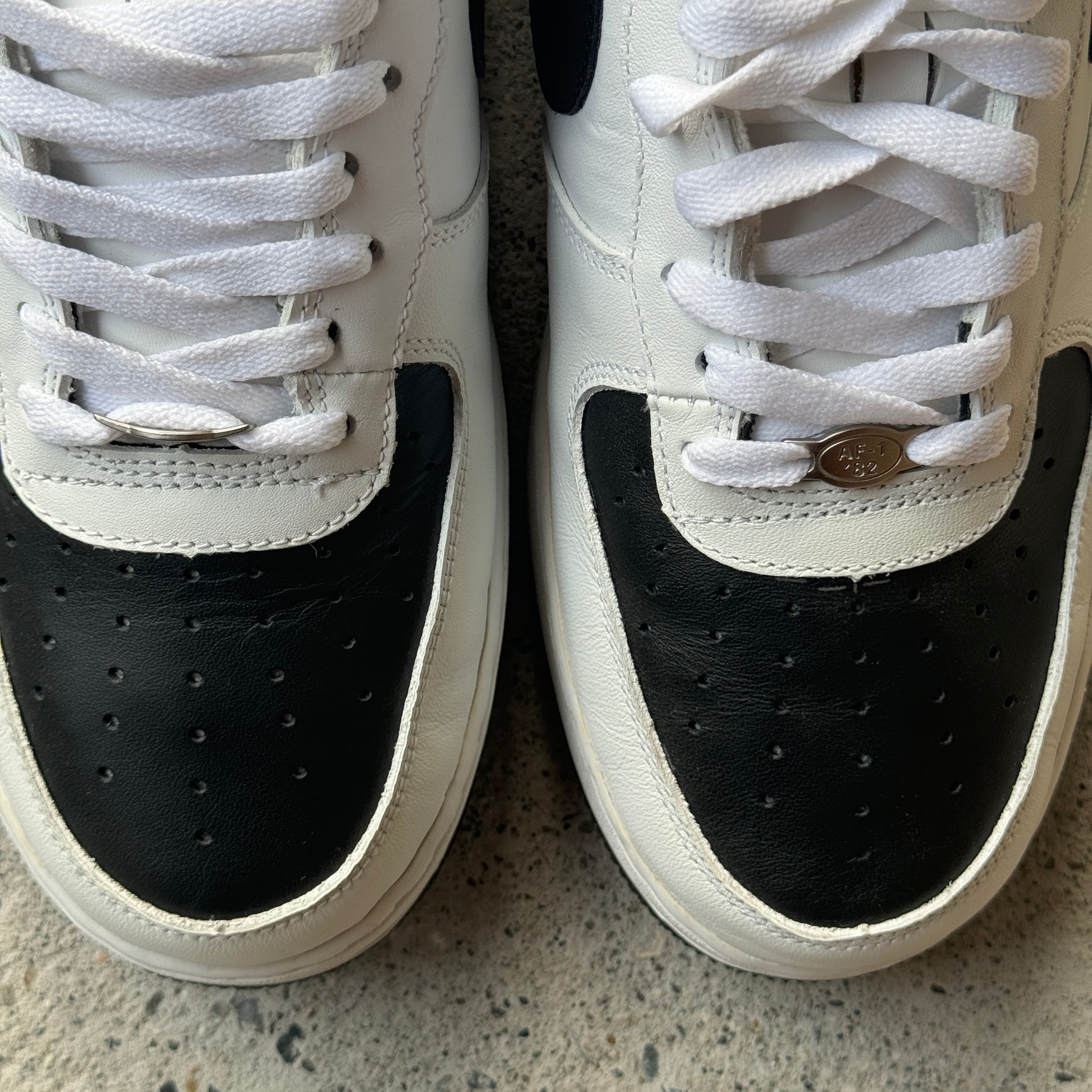12 US - DS NIKE AIR FORCE 1 BLACK TOE W BOX 2004