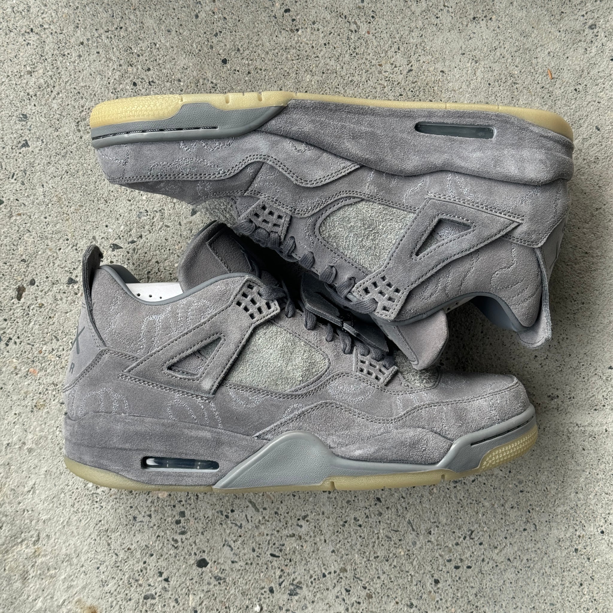10.5 US - DS JORDAN 4 KAWS GREY W BOX 2017