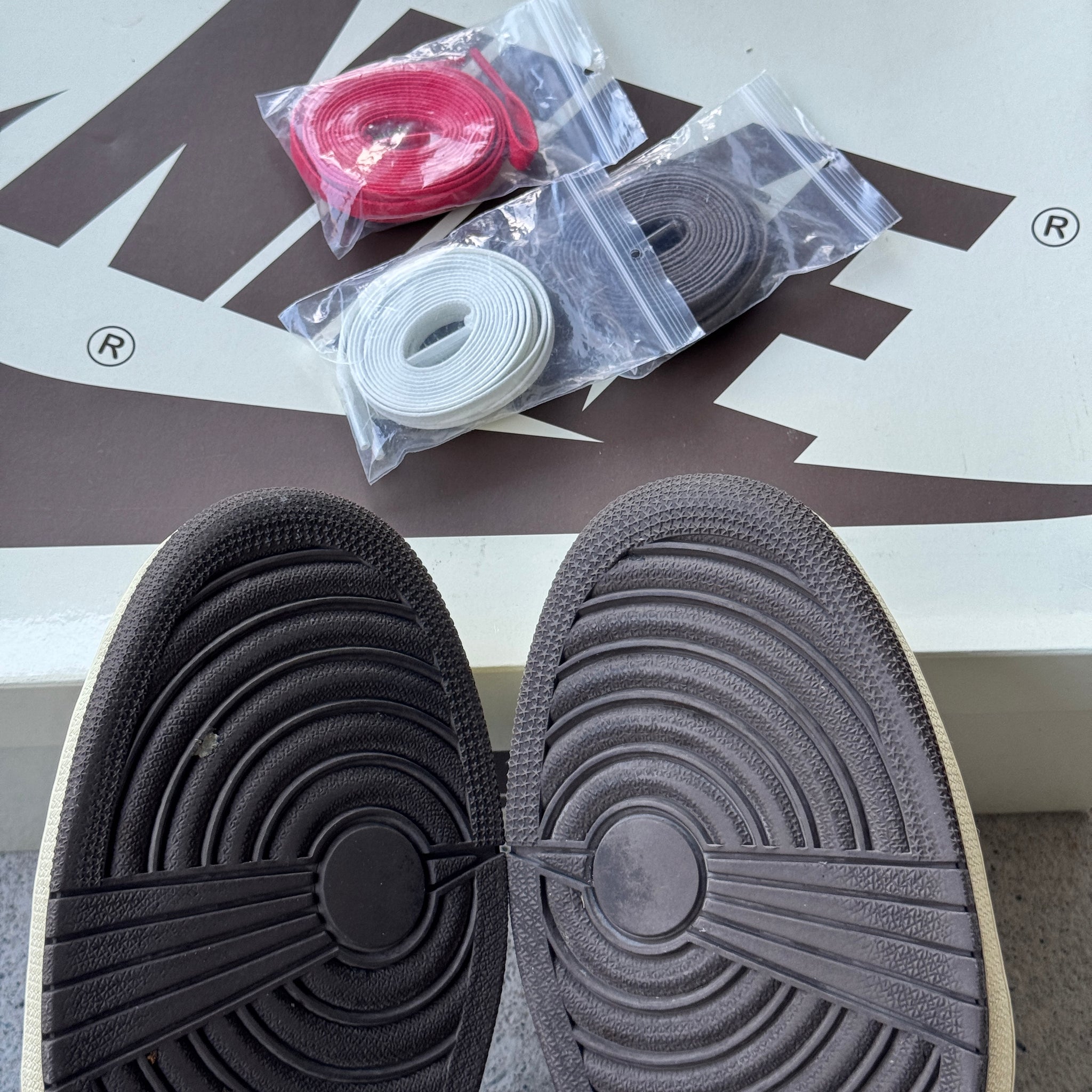 13 US - JORDAN 1 LOW TRAVIS SCOTT REVERSE MOCHA W BOX 2022