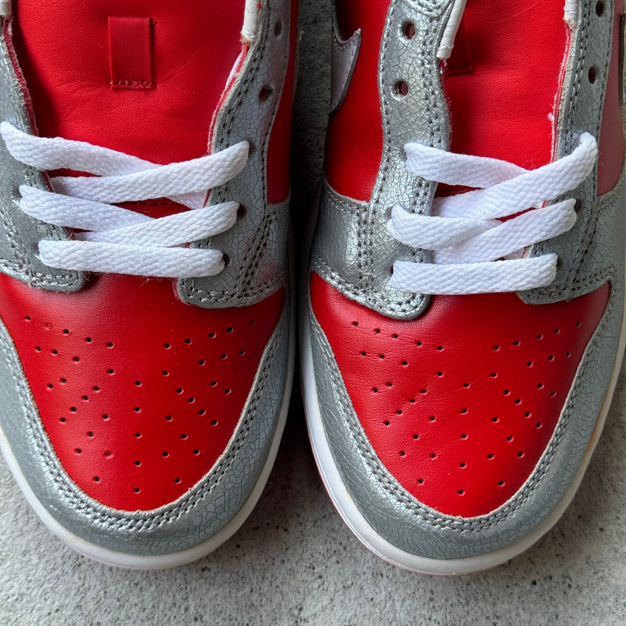 9W/7.5M - DS NIKE DUNK LOW WMNS CRACKED SILVER/RED W BOX 2004