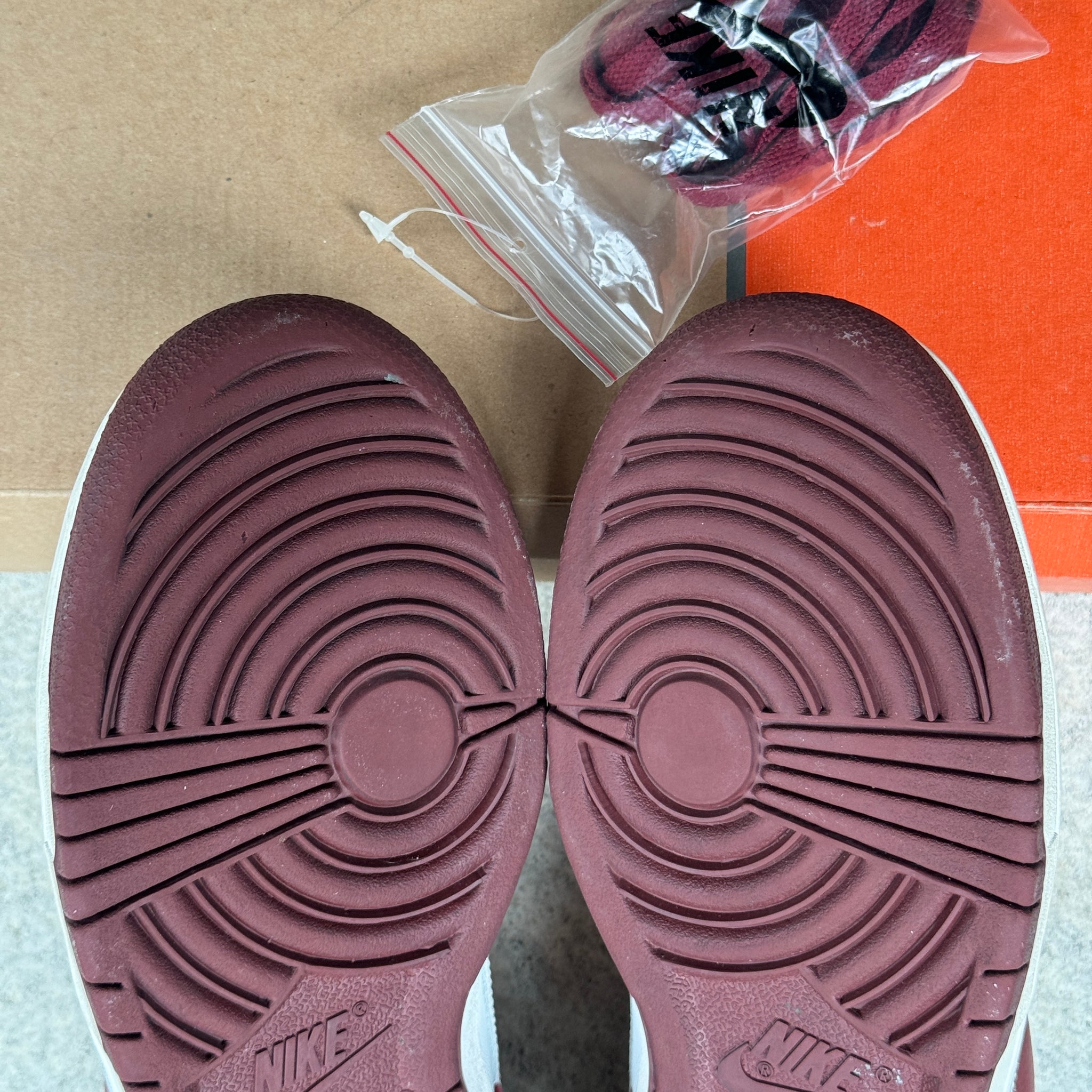8.5 US - NIKE DUNK LOW PRO TEAM RED/WHITE W BOX 2003