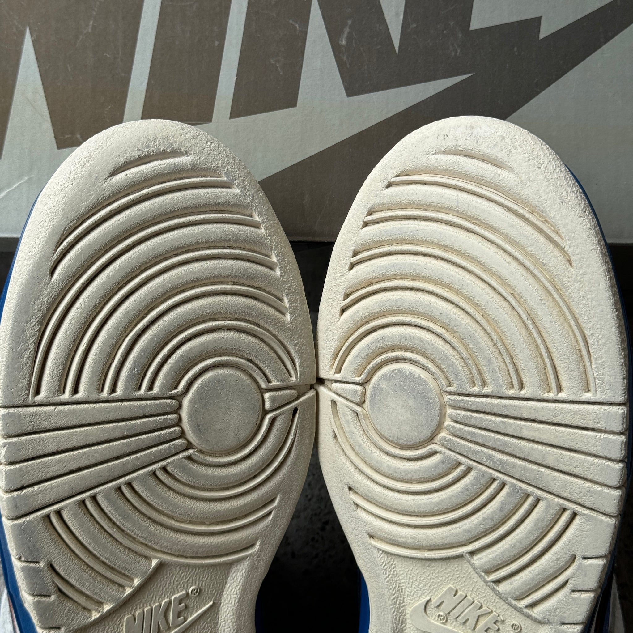 8.5 US - NIKE SB DUNK LOW MEDICOM 1 2004 W BOX